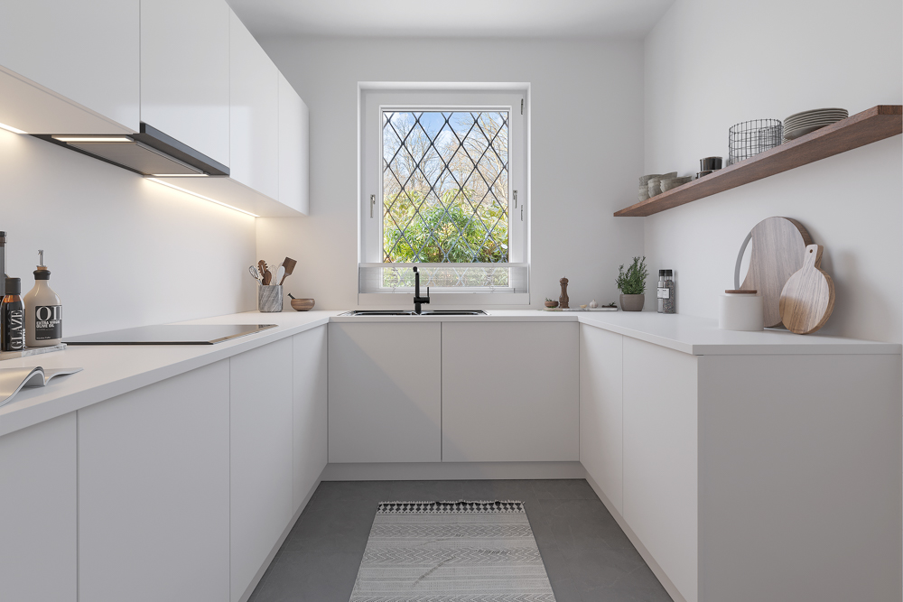 Moderne weiße Küche mit U-förmigen Arbeitsflächen, Fenster, Wandregal und Küchenutensilien.