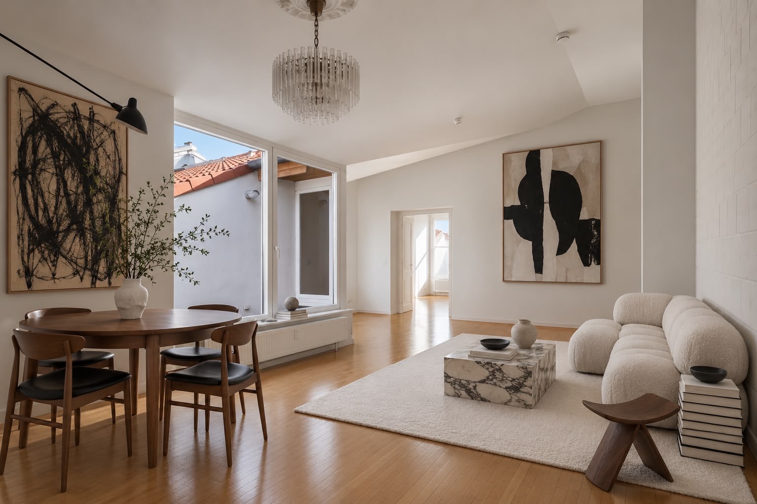 Helles Wohnzimmer mit Sofa, Marmortisch, Esstisch, Stühlen und großer Fensterfront.