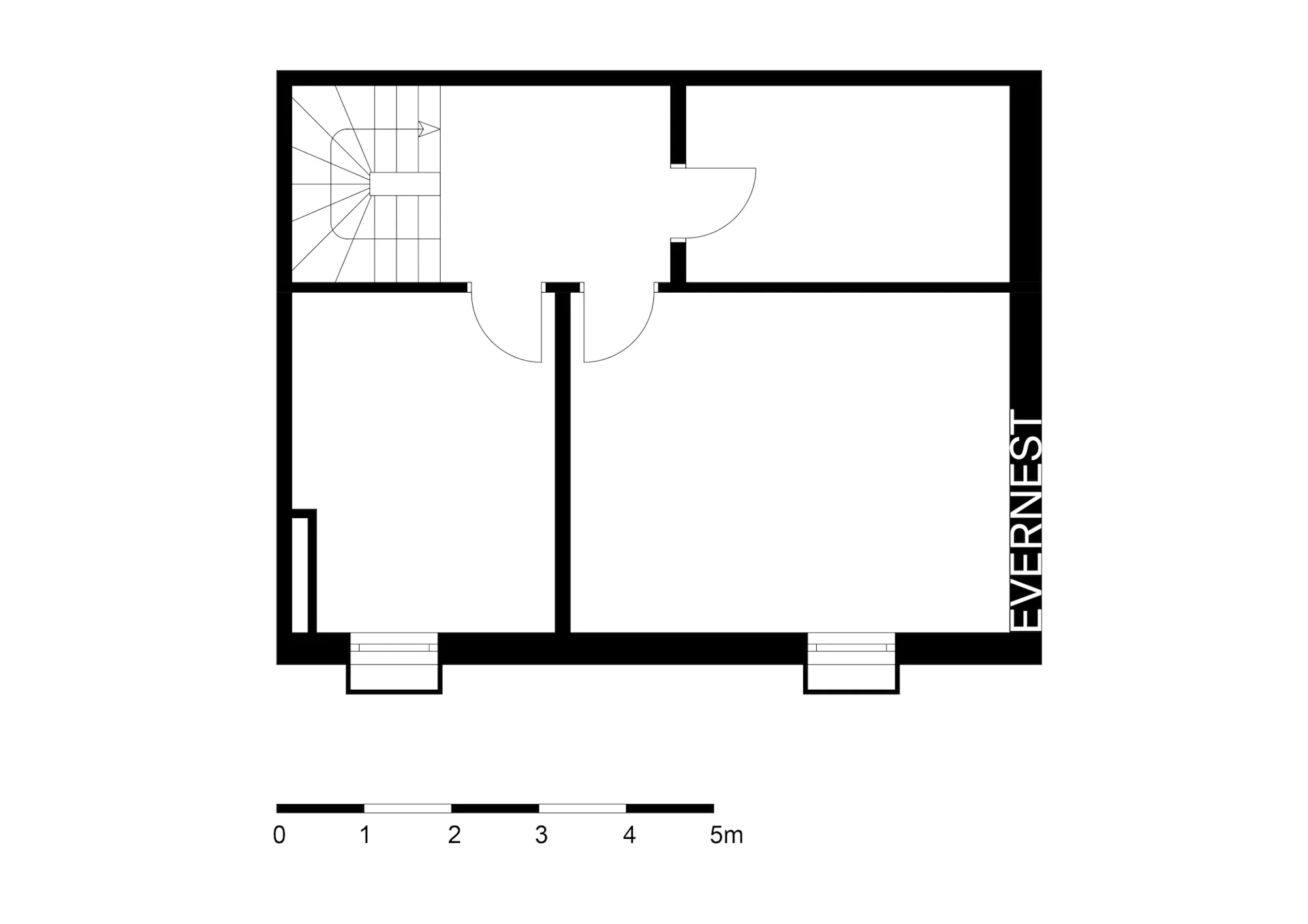 Grundriss mit drei Räumen, zwei Türen, einer Treppe und Maßstab unten.