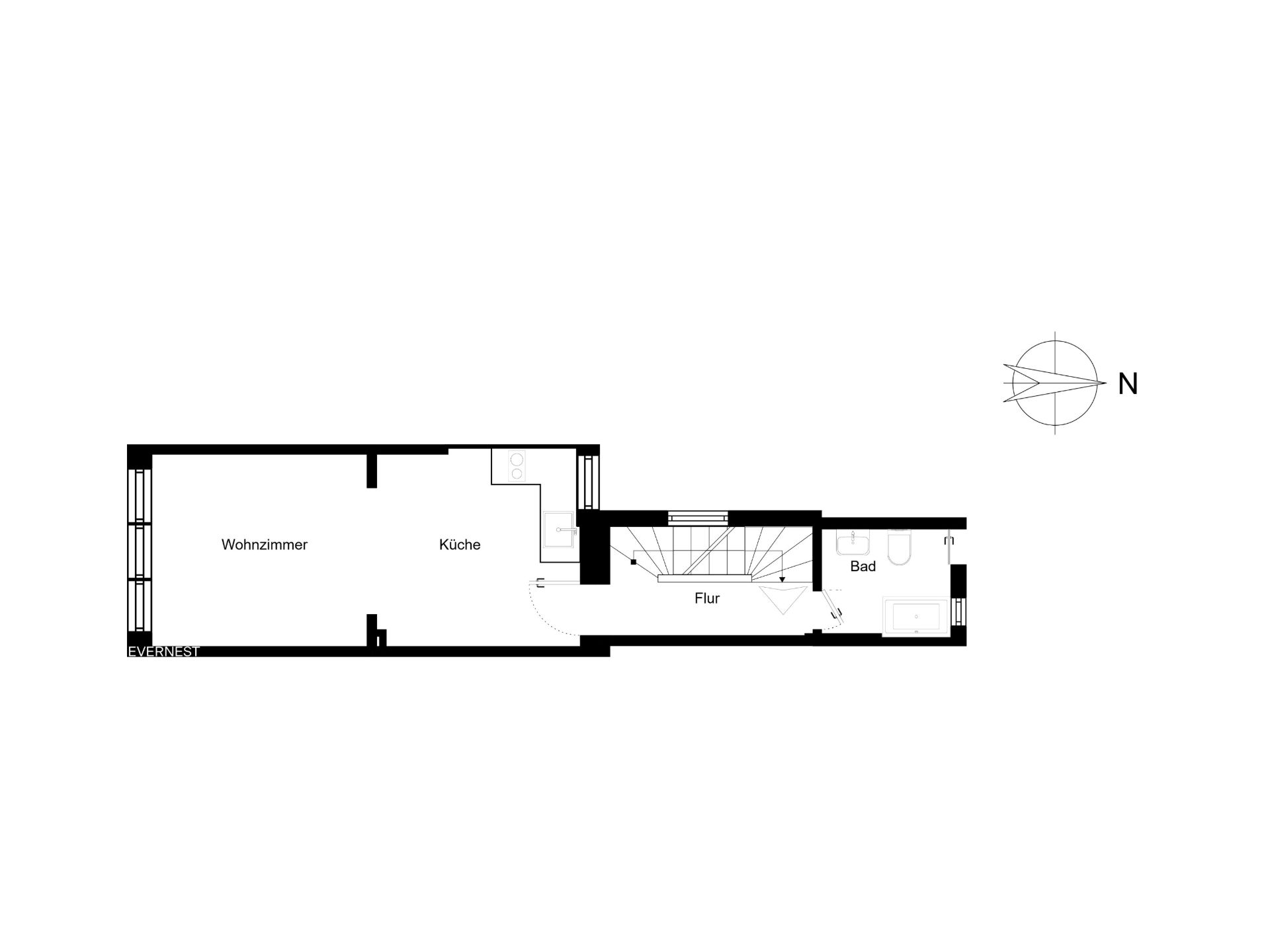 Grundriss mit Wohnzimmer, Küche, Flur, Treppe und Bad. Norden ist markiert.