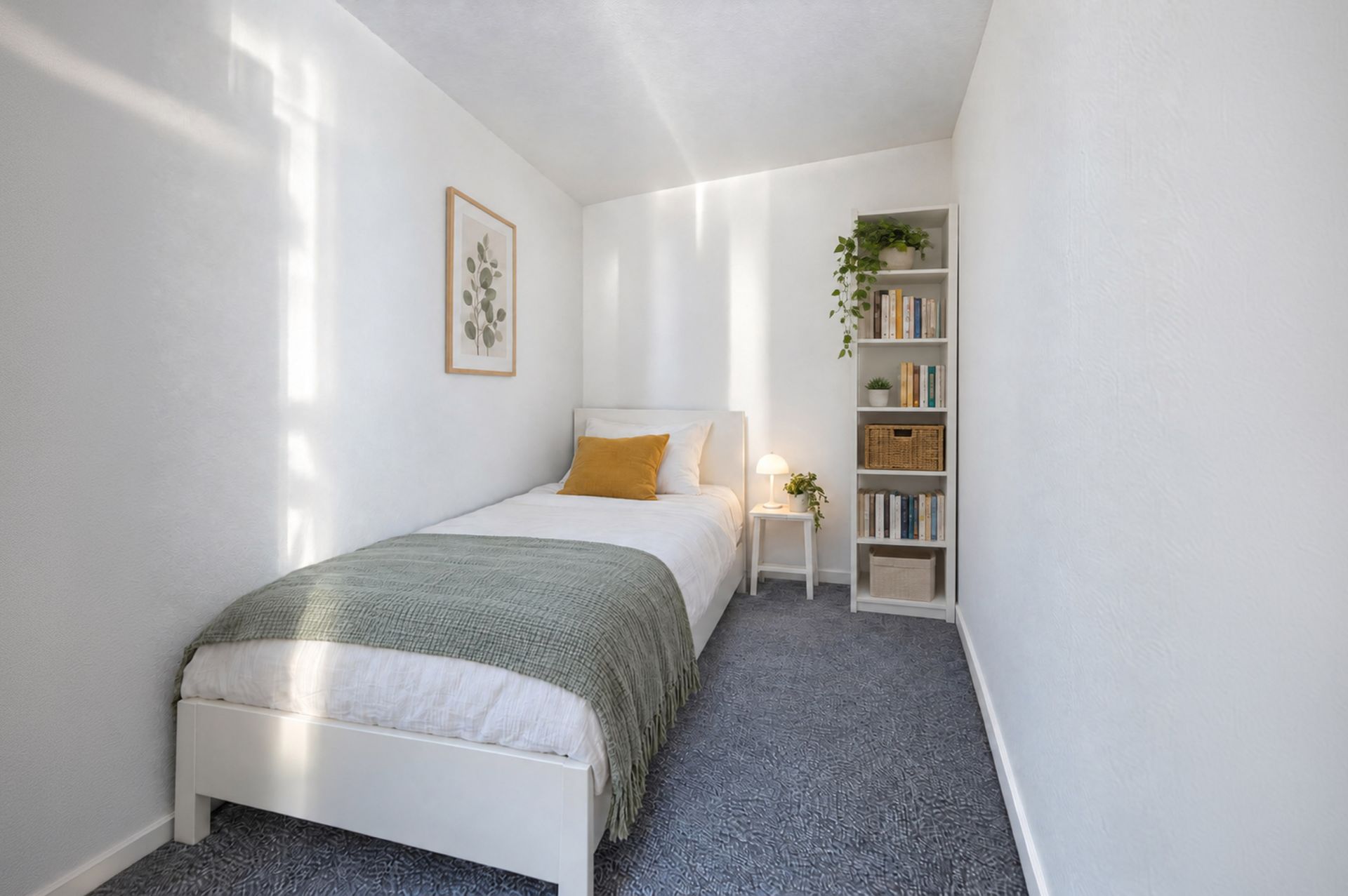 Schmales Schlafzimmer mit Einzelbett, kleinem Nachttisch und Regal mit Büchern und Pflanzen.