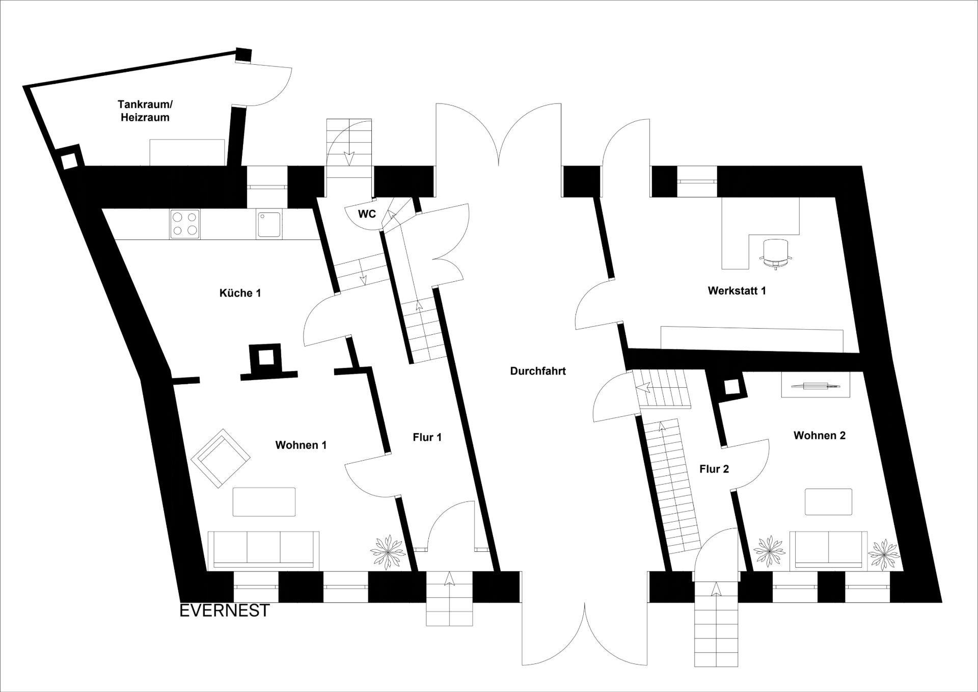 Grundriss mit Küche, Wohnzimmern, Werkstatt, WC, Fluren und Durchfahrt.