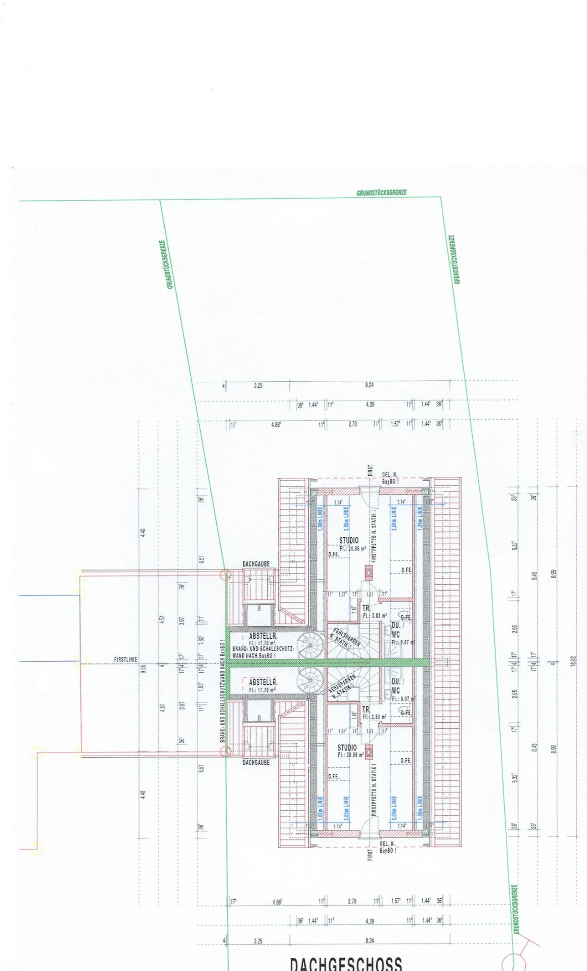 Grundriss des Dachgeschosses eines Wohngebäudes mit Studios, Abstellräumen und Bädern.
