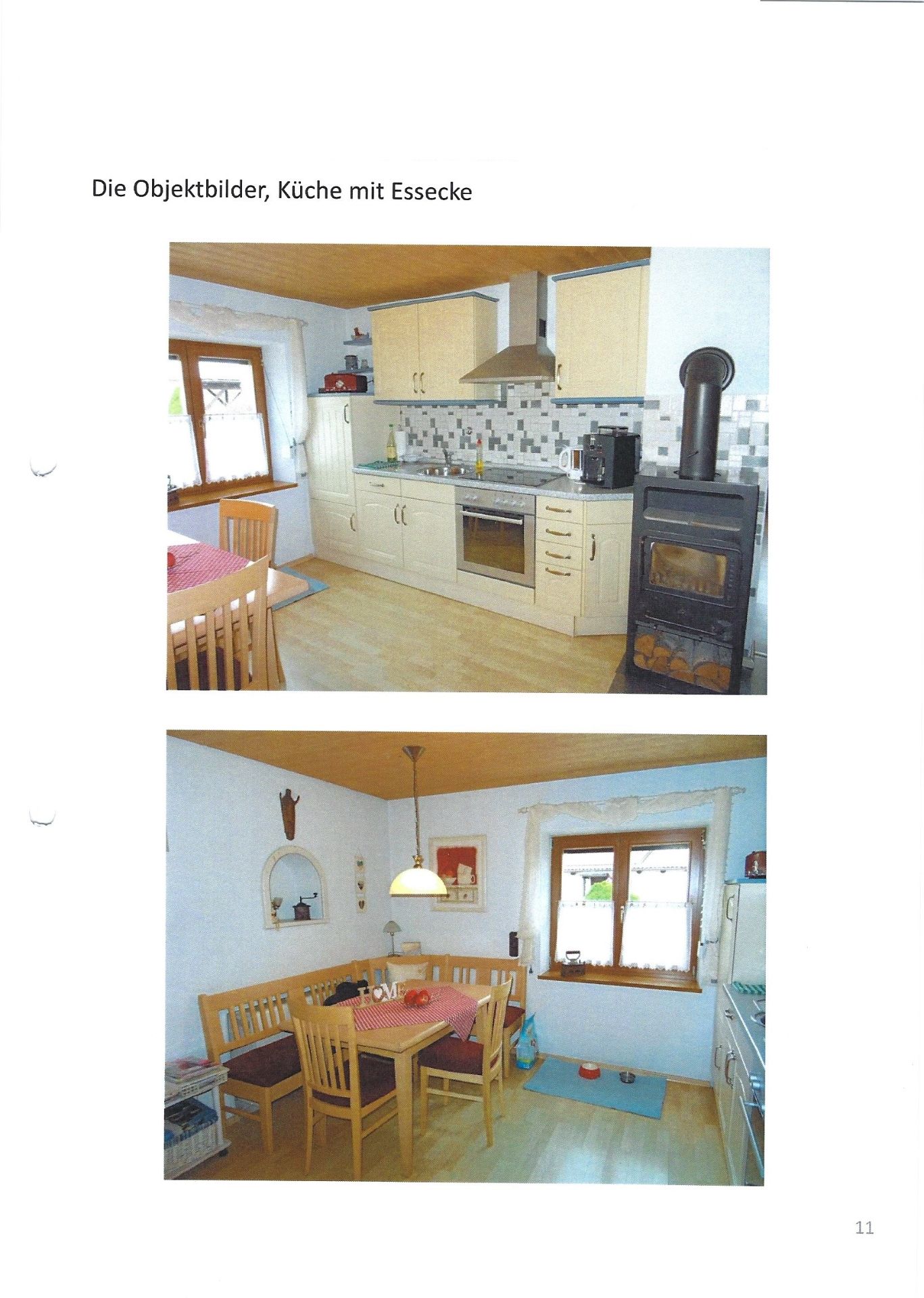 Küche mit Holzofen, Esstisch, Eckbank und großem Fenster.