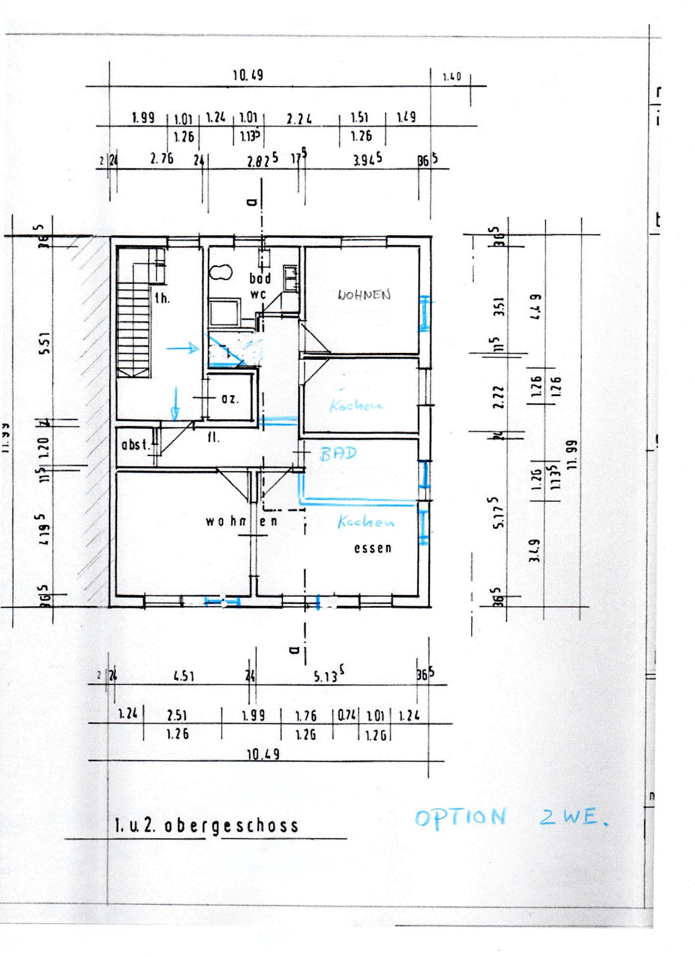 Grundriss einer Etage mit Wohn-, Bad-, Küchenbereichen und Abstellräumen, beschriftet mit Maßen.