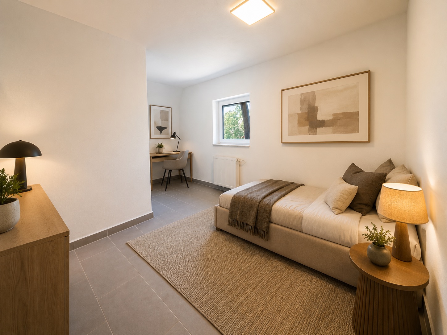 Modernes Schlafzimmer mit Einzelbett, Schreibtisch, Fenster und minimalistischer Dekoration.