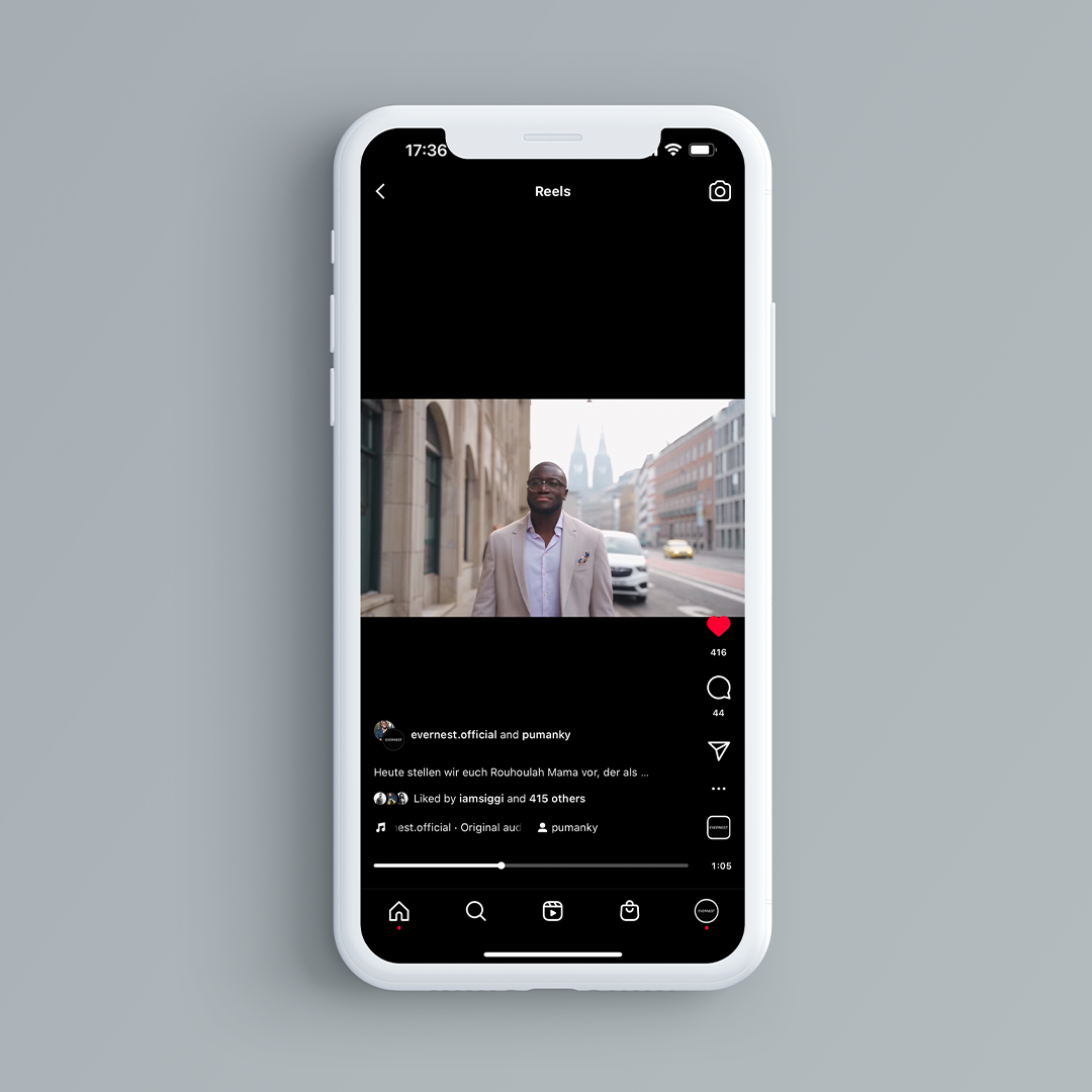 Smartphone zeigt Video eines Mannes, der auf einer Stadtstraße steht.