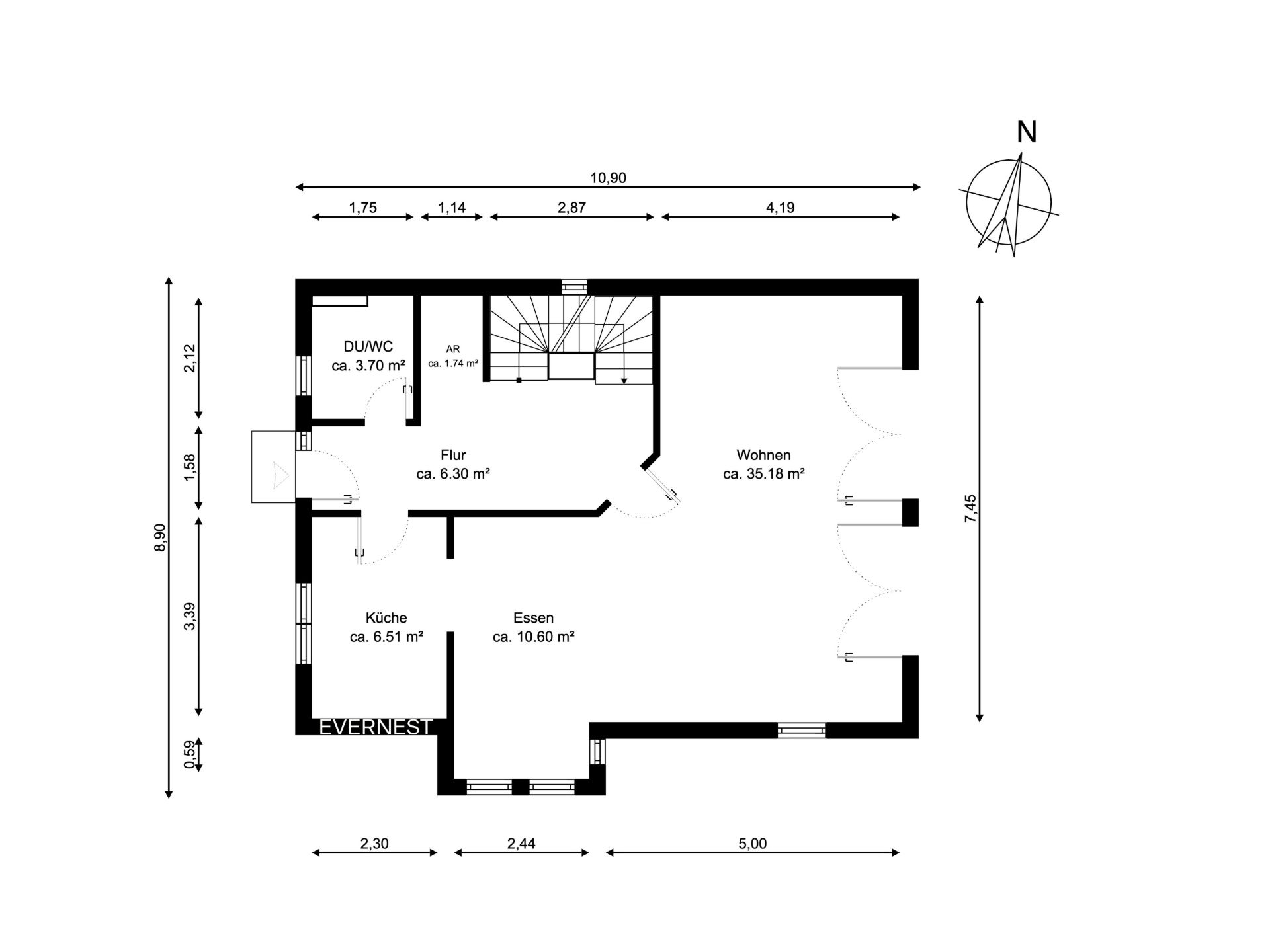 Grundriss einer Wohnung mit Küche, Essbereich, Wohnzimmer, Flur und Gäste-WC.