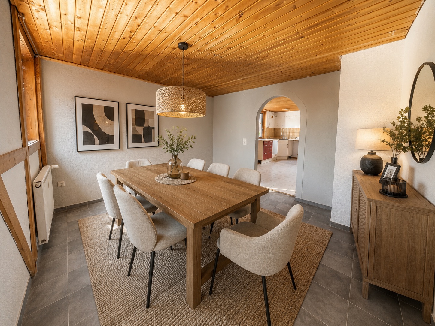 Esszimmer mit Holztisch, acht Stühlen, Holzboden und moderner Dekoration.