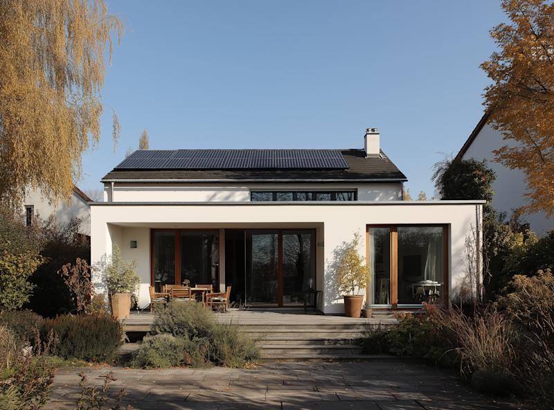 Heizungsregler, Euroscheine und Münzen, Tablet mit Energieeffizienzskala, Ausschnitt eines Grundrisses.