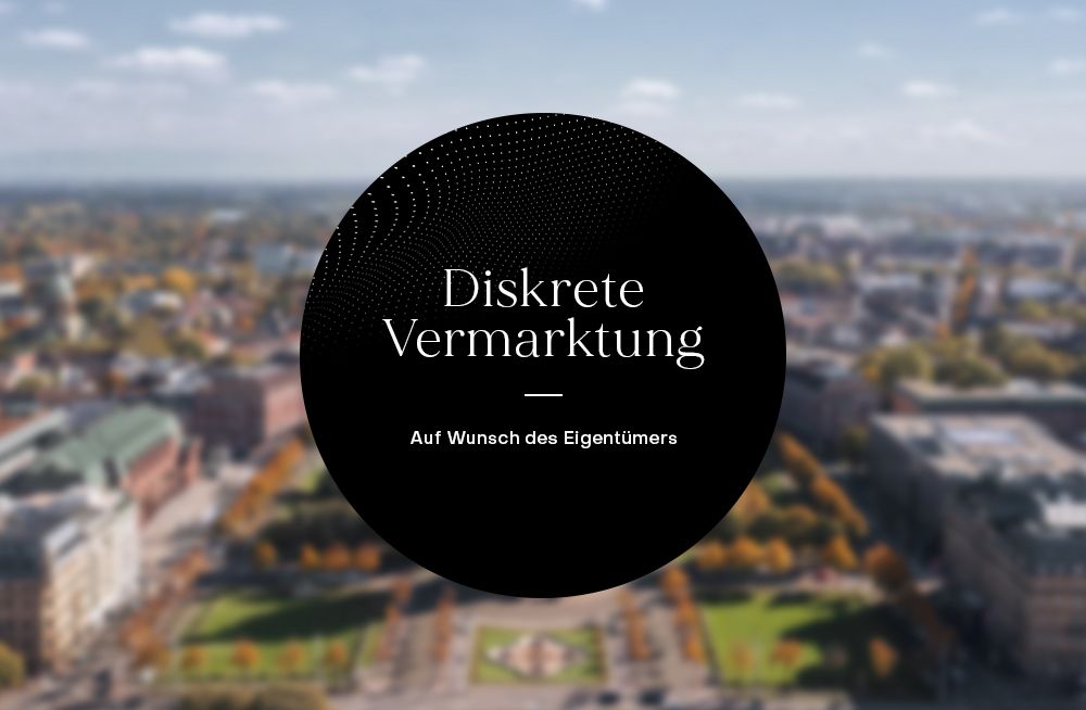 Stark unscharfes Stadtbild mit schwarzem Kreis und Text im Vordergrund.