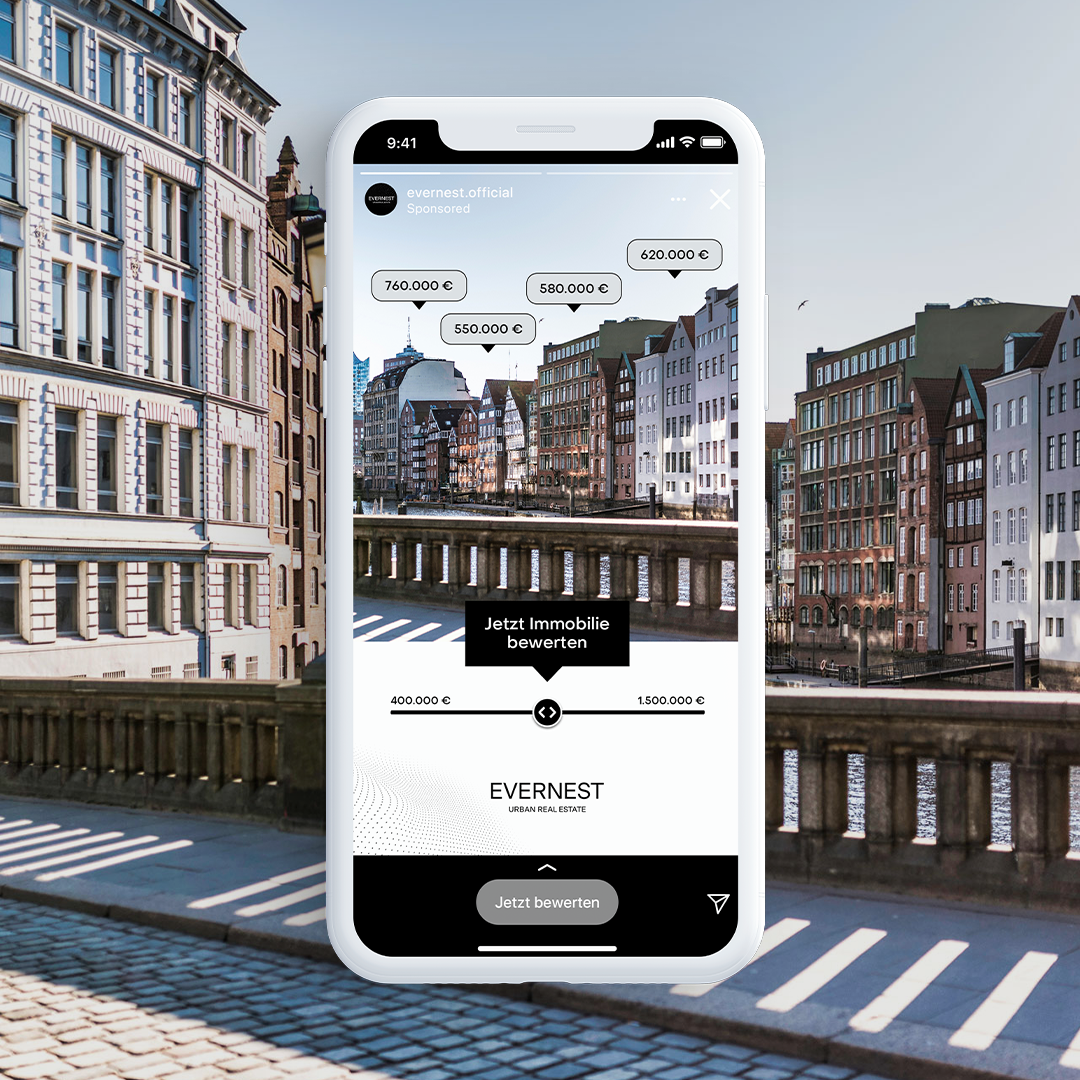 Altbauten an einem Kanal, mit Immobilienpreisen auf einem Smartphone-Display im Vordergrund.