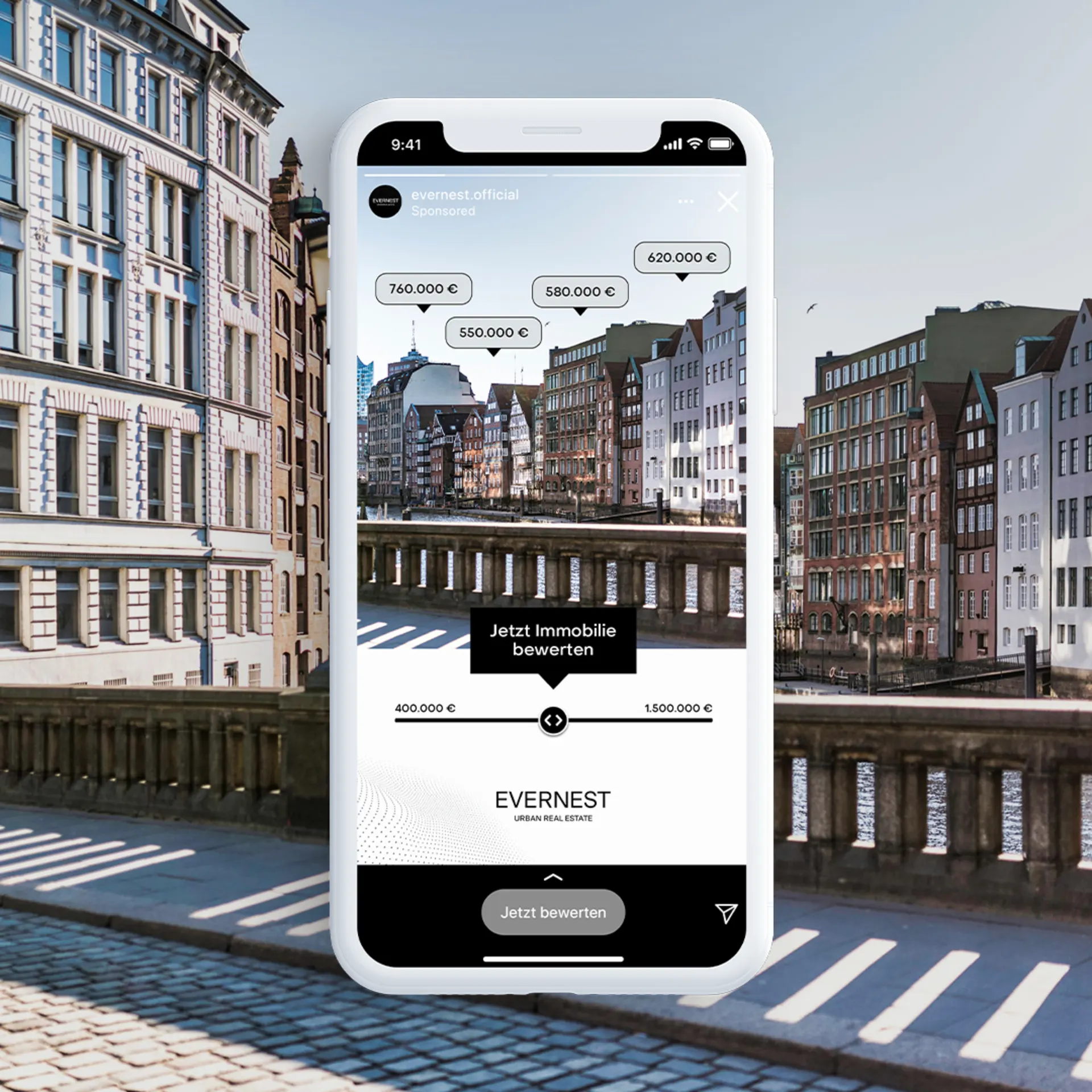 Altbauten an einem Kanal, mit Immobilienpreisen auf einem Smartphone-Display im Vordergrund.