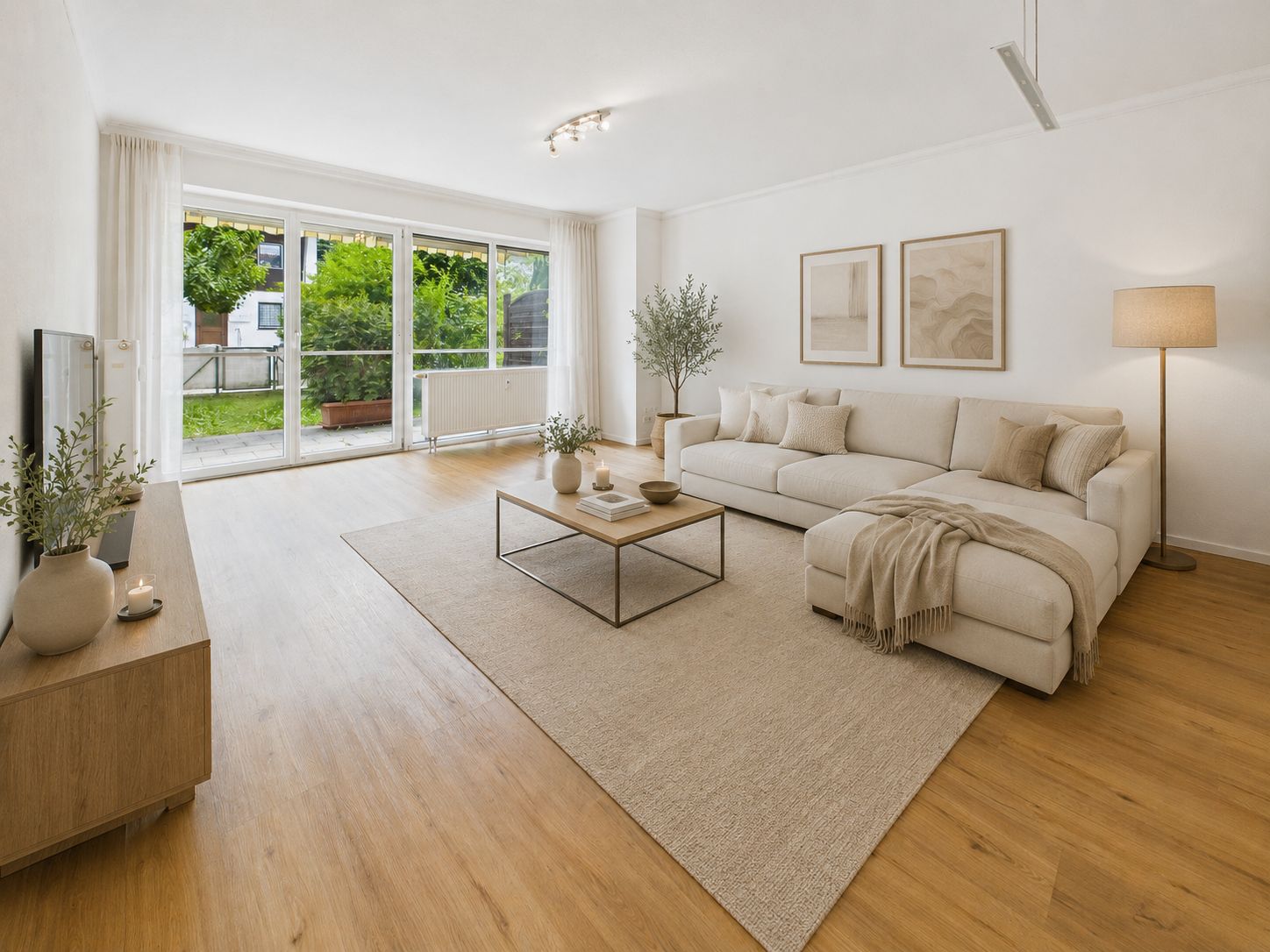 Helles Wohnzimmer mit großem Sofa, Couchtisch, Teppich und Blick auf den Garten durch große Fenster.