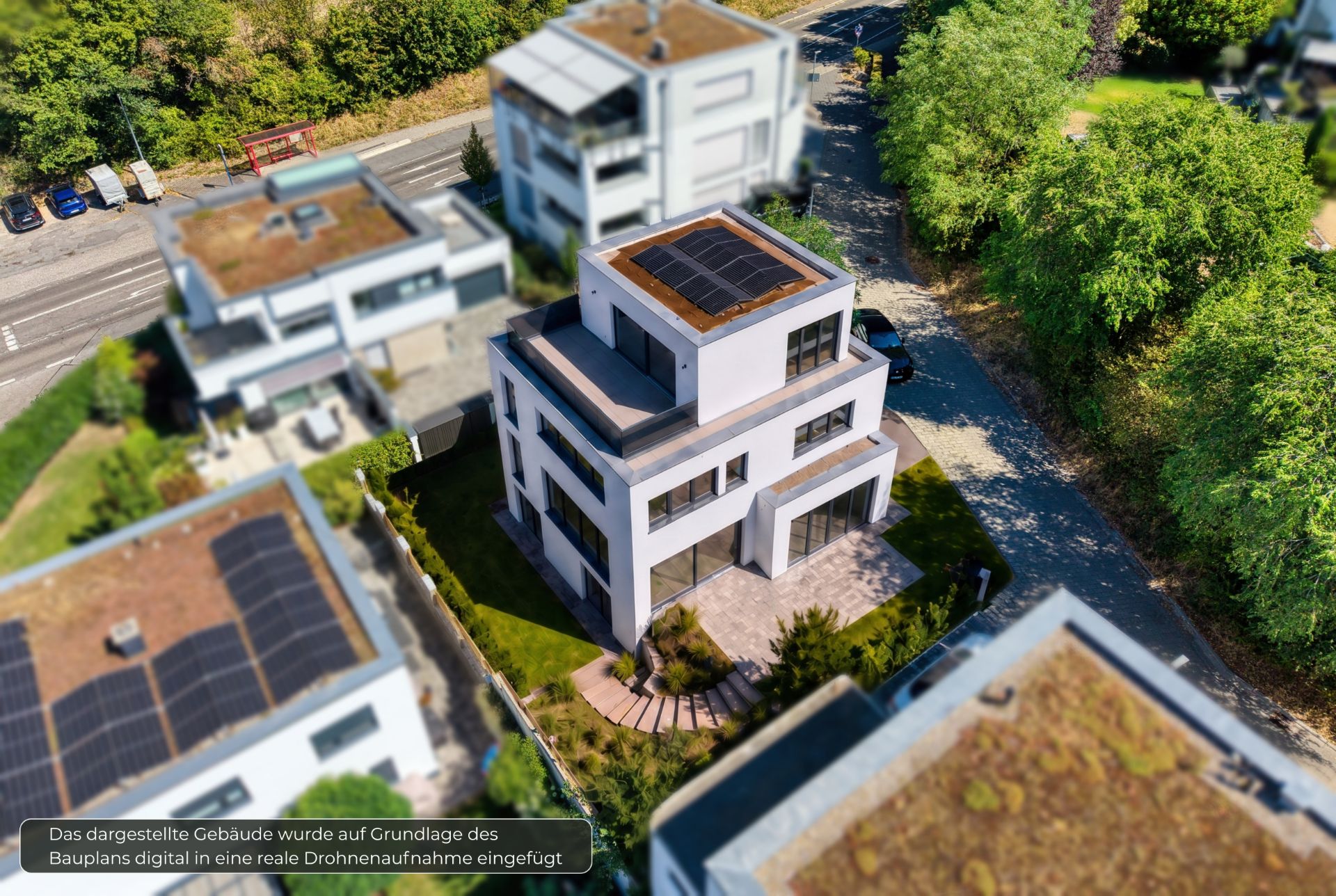 Moderne dreistöckige Wohnhaus mit Flachdach und Solarpanelen, von oben fotografiert.