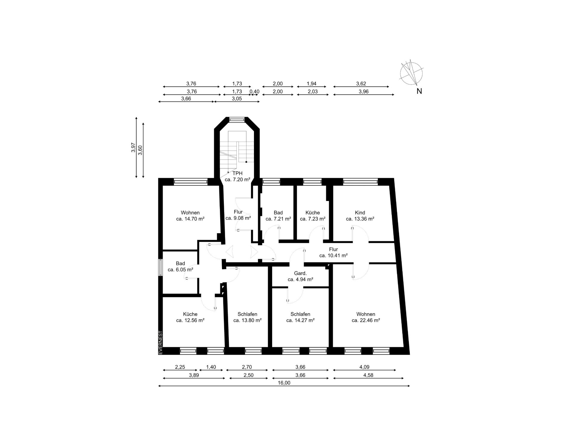 Grundriss einer Wohnung mit mehreren Zimmern, Küchen, Bädern und Fluren.