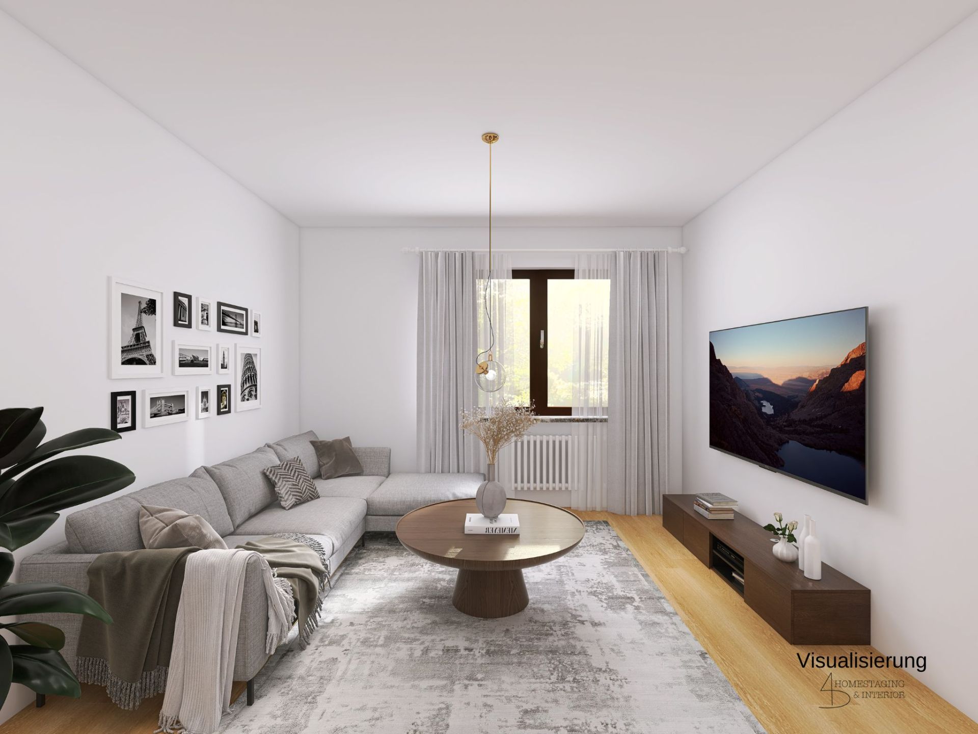 Modernes Wohnzimmer mit grauem Ecksofa, rundem Tisch, Fernseher und großen Fenstern.