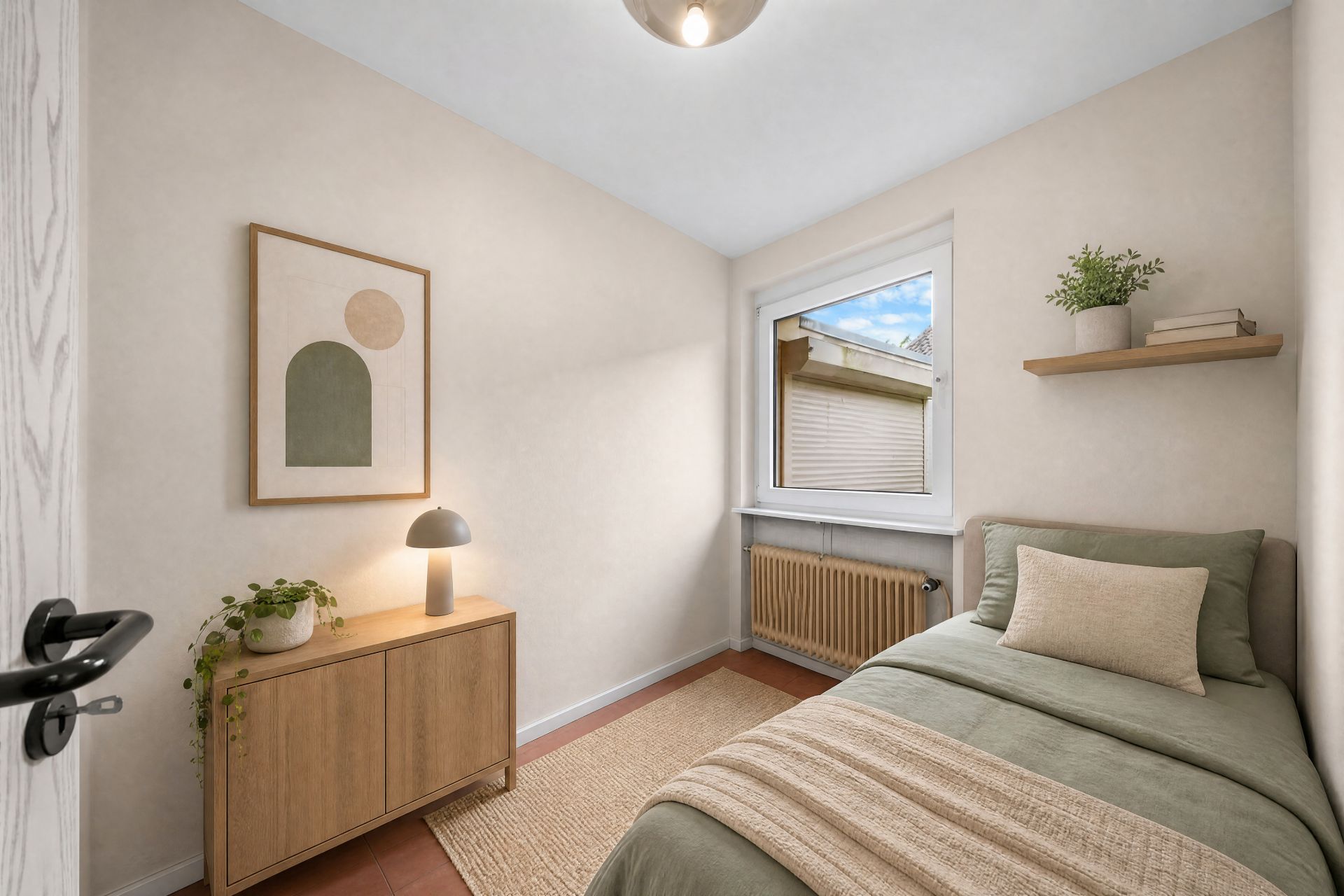 Kleines Schlafzimmer mit Einzelbett, Kommode, Fenster und Wandregal mit Pflanze.