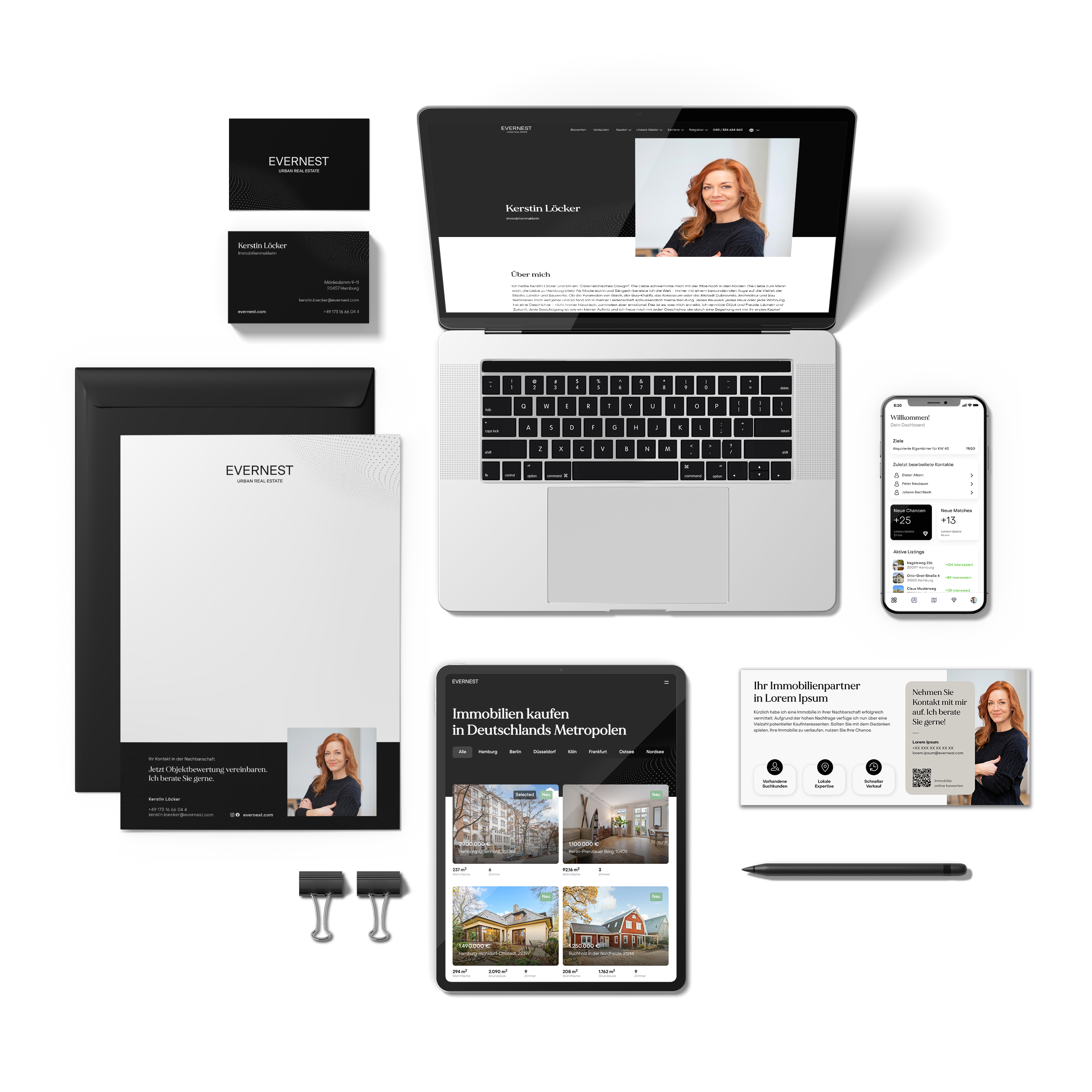 Büroausstattung mit Laptop, Tablet, Smartphone, Briefpapier, Visitenkarten und Stiften nebeneinander angeordnet.