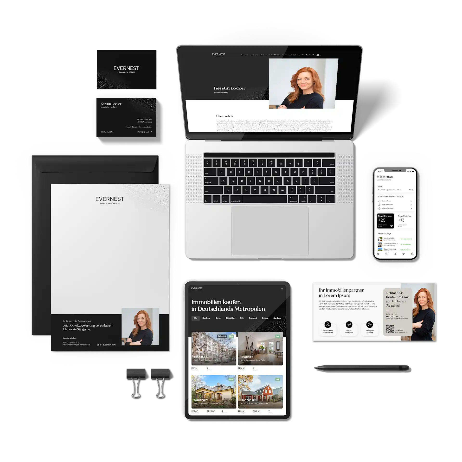 Büroausstattung mit Laptop, Tablet, Smartphone, Briefpapier, Visitenkarten und Stiften nebeneinander angeordnet.