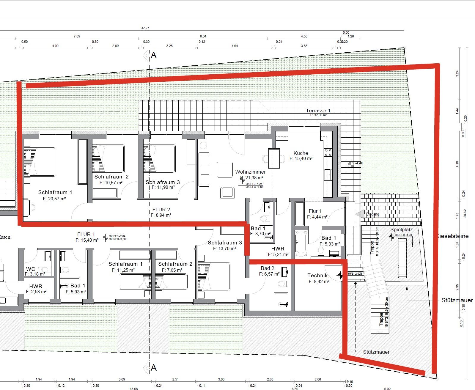 Grundriss eines Wohnhauses mit mehreren Schlafzimmern, Bädern, Küche, Wohnzimmer und Terrasse.