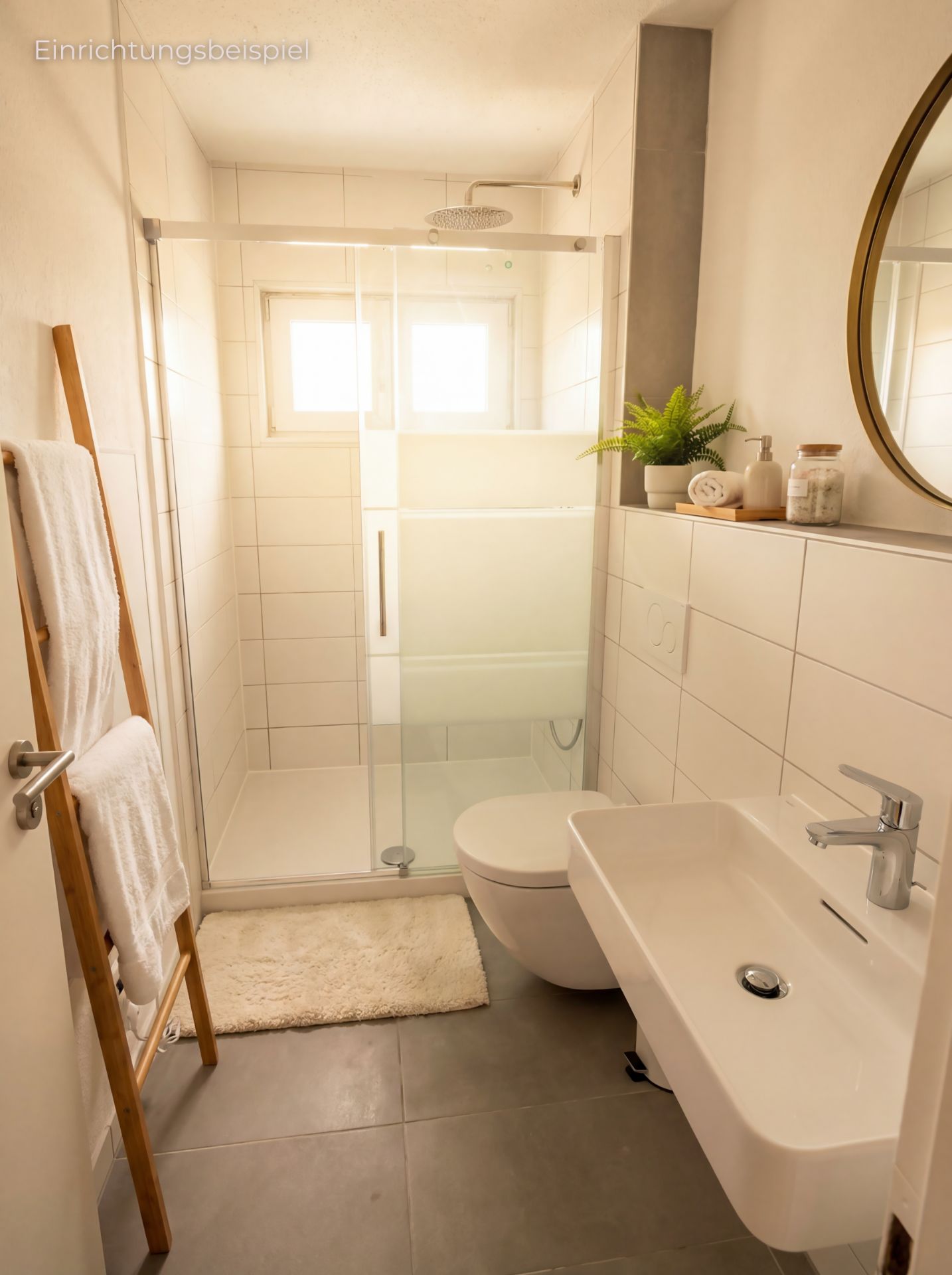 Helles Badezimmer mit begehbarer Dusche, Waschbecken, WC und Handtuchleiter.