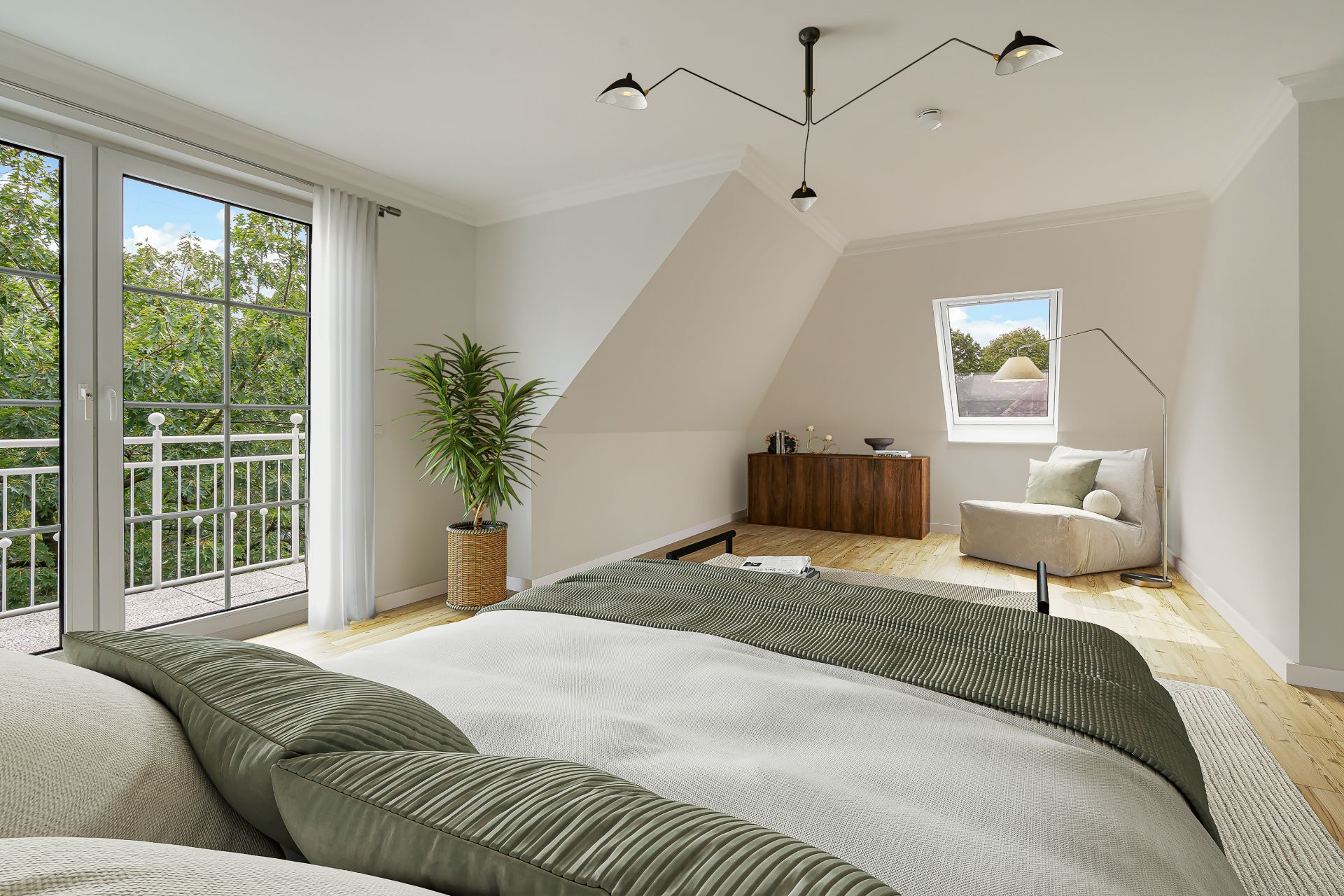 Helles Schlafzimmer mit Doppelbett, Balkonzugang, Sessel, Kommode und grünem Pflanzen.