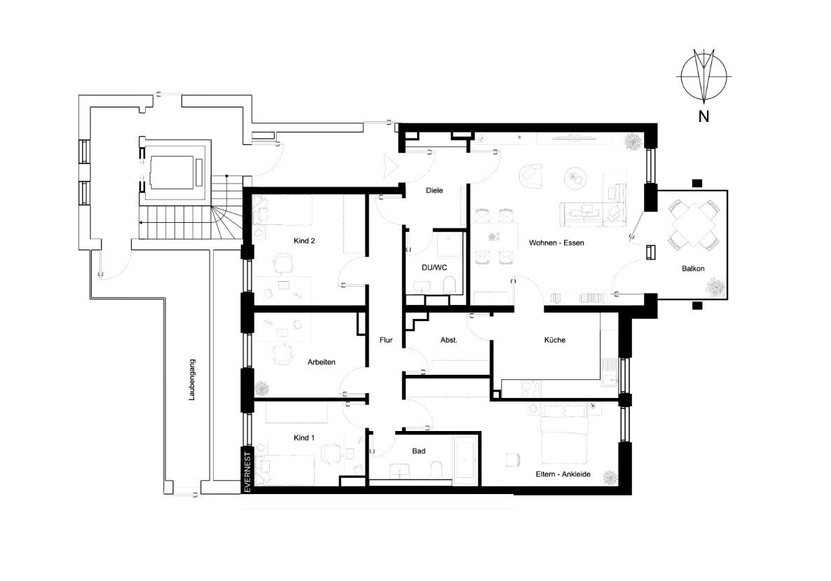 Grundriss einer Wohnung mit mehreren Zimmern, Küche, Bad, Balkon und Abstellraum.
