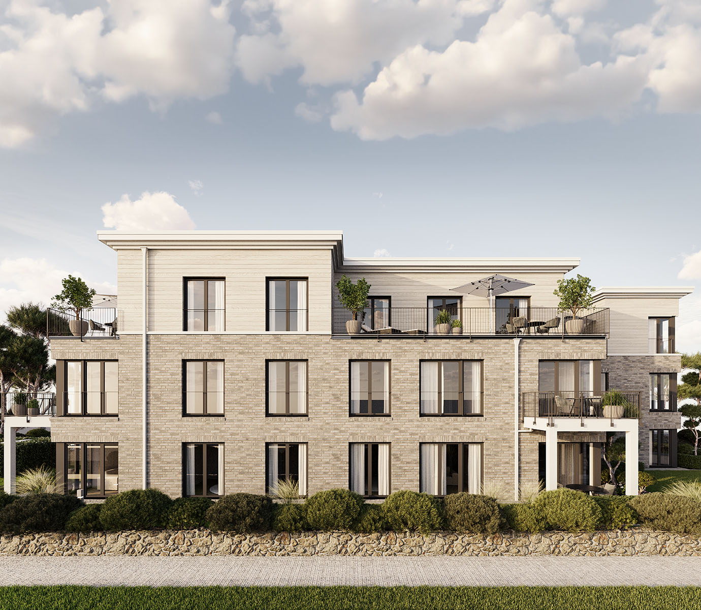 Balkongeländer mit Blick auf das Meer, rechts Hausfassade mit Fenstern.