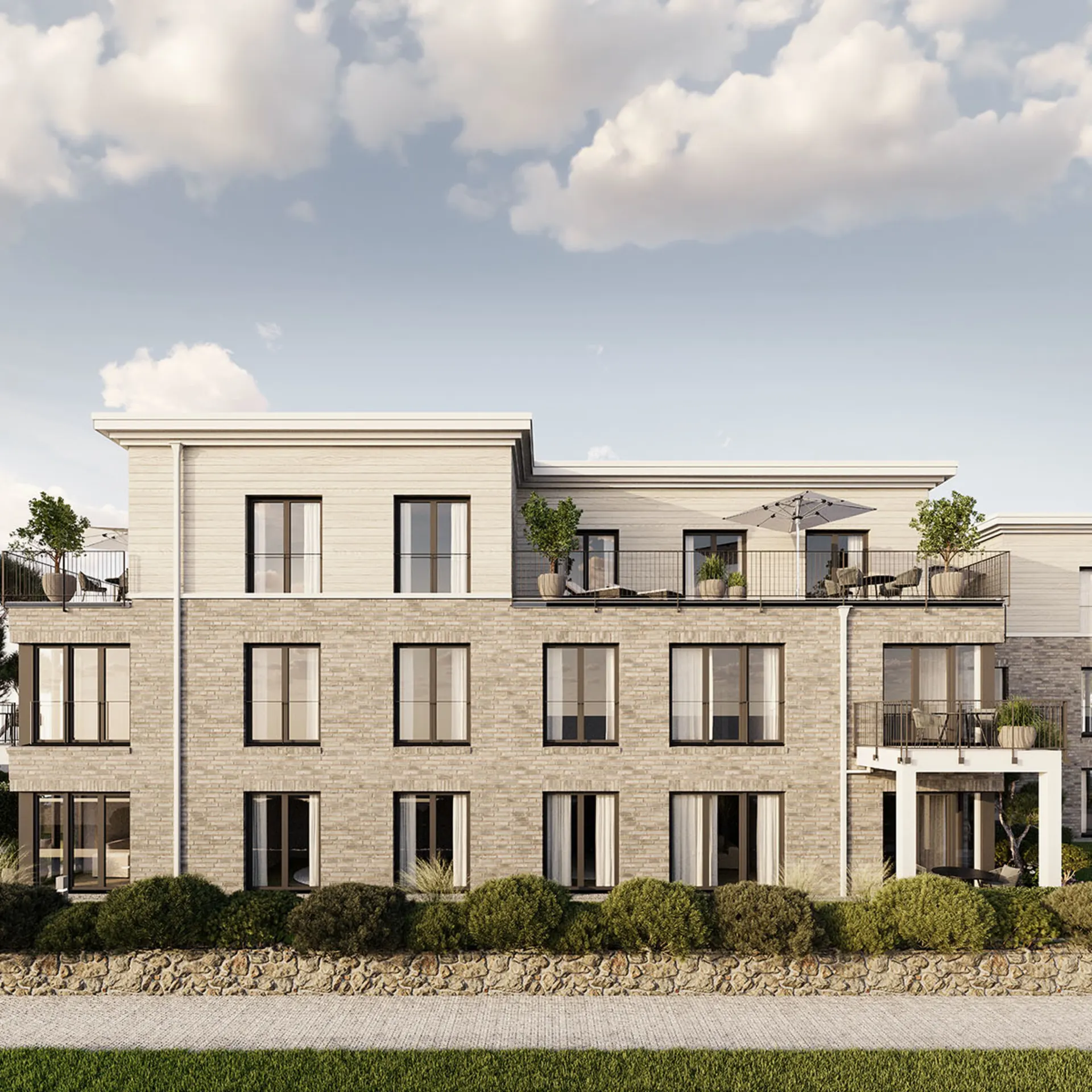 Balkongeländer mit Blick auf das Meer, rechts Hausfassade mit Fenstern.