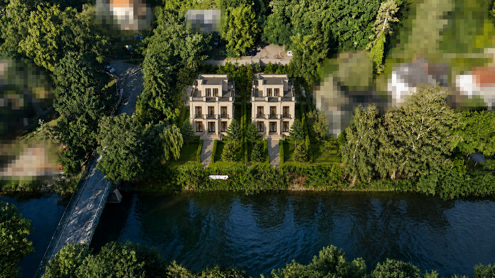 Drei Wohnhäuser am Flussufer, umgeben von Bäumen, mit einer Brücke links im Bild.