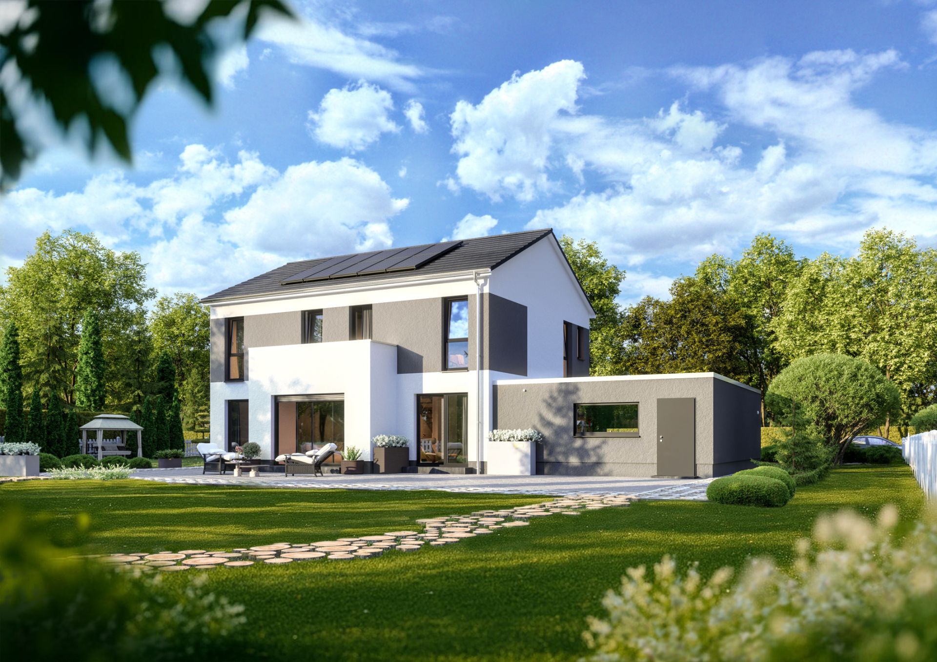 Modernes Einfamilienhaus mit Terrasse und großem Garten, umgeben von Bäumen.