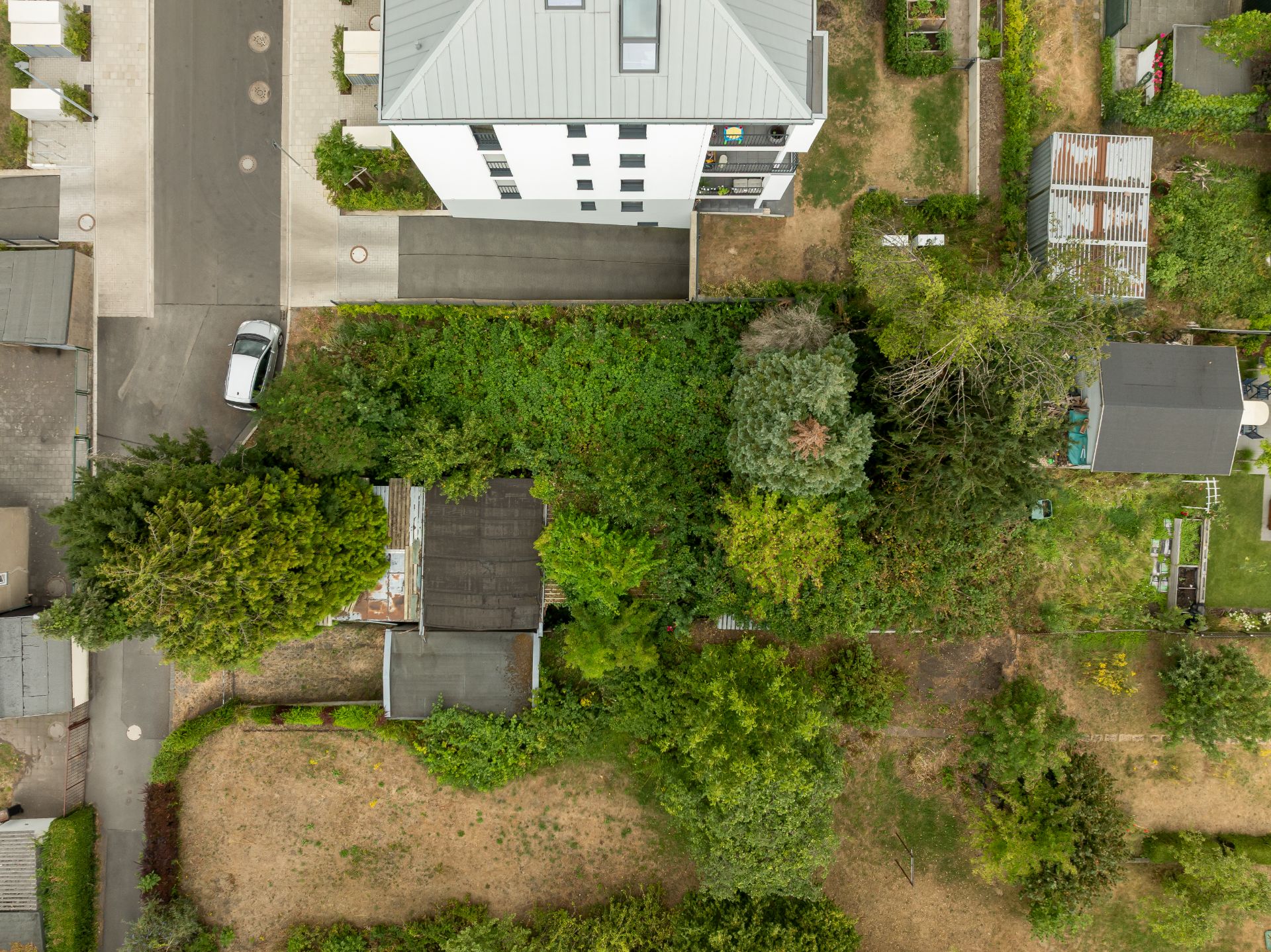 Luftaufnahme eines Wohnhauses mit Garten und umliegender Vegetation.