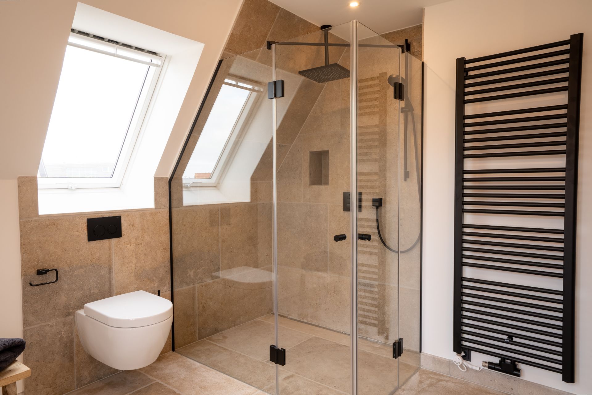Modernes Badezimmer mit ebenerdiger Dusche, Wandtoilette und Handtuchheizkörper.