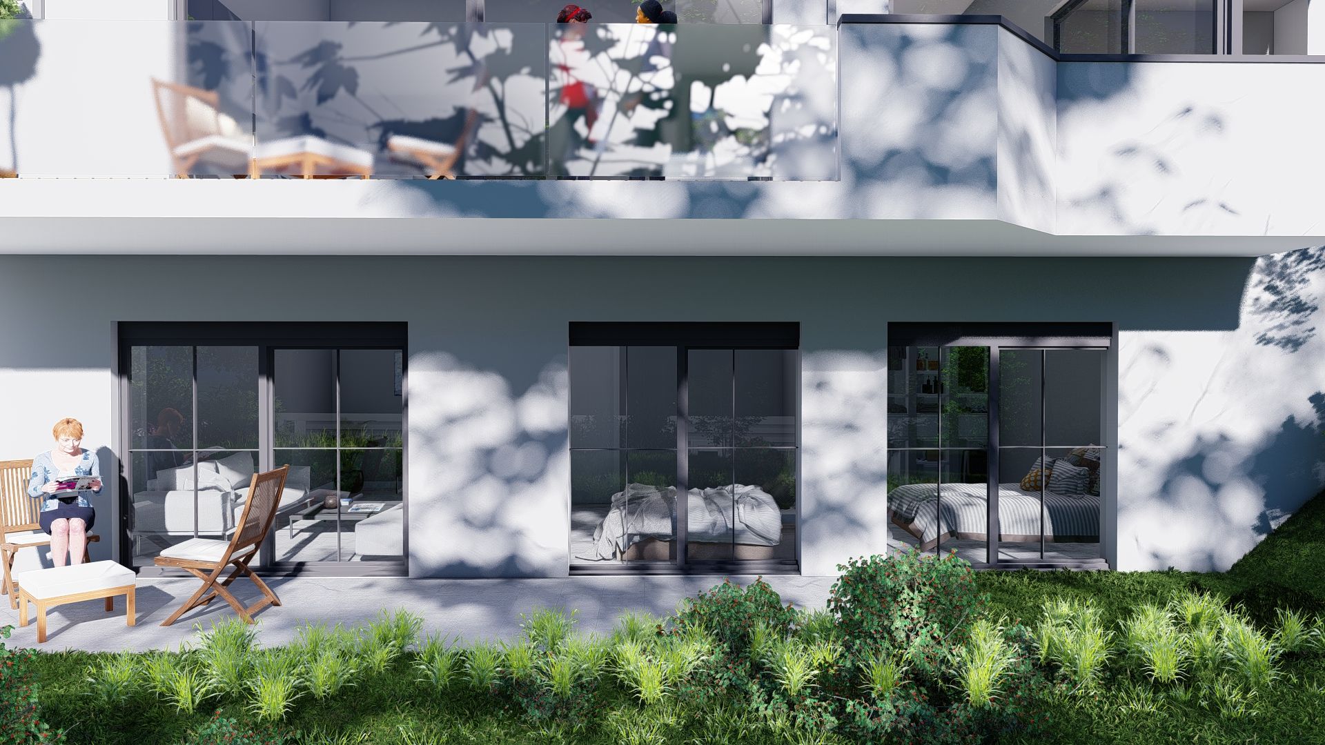 Fassade eines Hauses mit drei großen Fenstern und Terrasse, eine Person sitzt draußen.