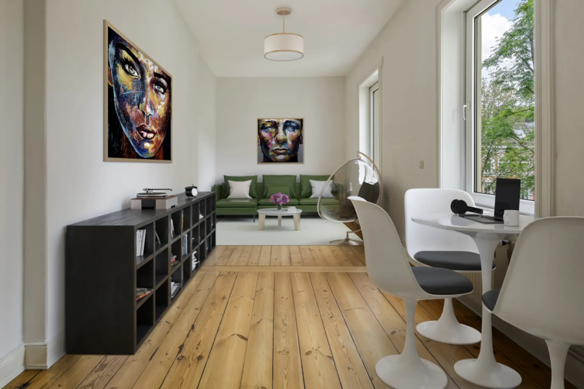 Helles Wohnzimmer mit grünem Sofa, modernen Stühlen, runden Tisch und zwei bunten Porträts an der Wand.