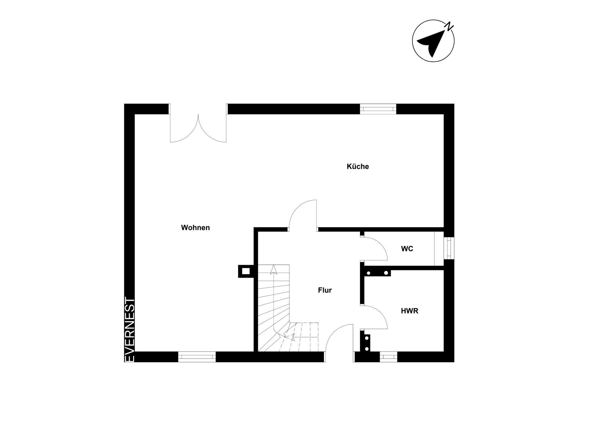 Grundriss mit Wohnzimmer, Küche, Flur, WC und HWR. Treppe im Flur, Türen und Fenster sichtbar.