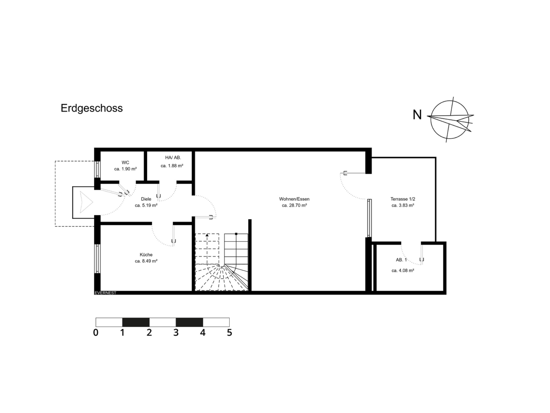 Grundriss des Erdgeschosses mit Küche, Wohnen/Essen, WC, Terrasse und Abstellräumen.