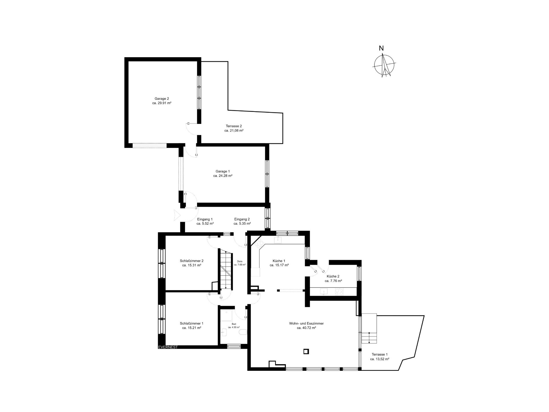 Grundriss eines Wohnhauses mit mehreren Zimmern, Garagen und Terrassen, inklusive Treppen und Eingängen.