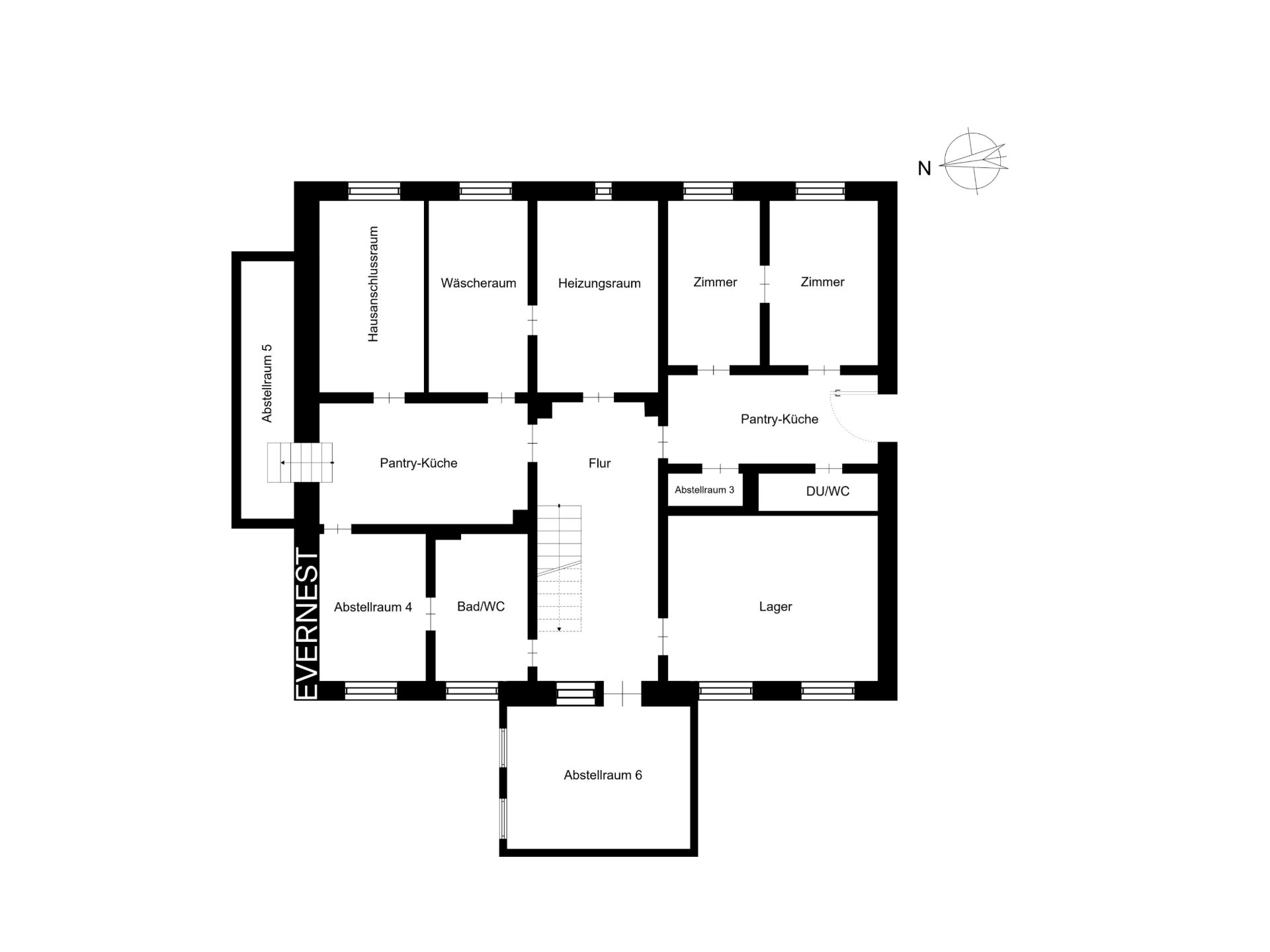 Grundriss mit mehreren Zimmern, Abstellräumen, Lager, Bad/WC und zwei Pantry-Küchen.