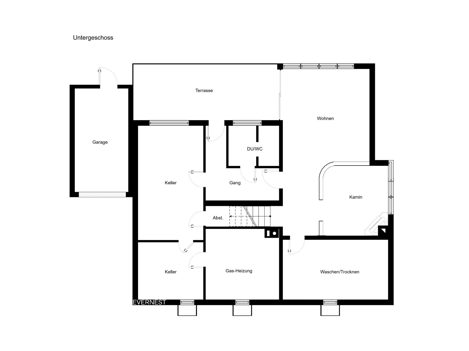 Grundriss des Untergeschosses mit Garage, Wohnraum, Kellerräumen und Terrasse.