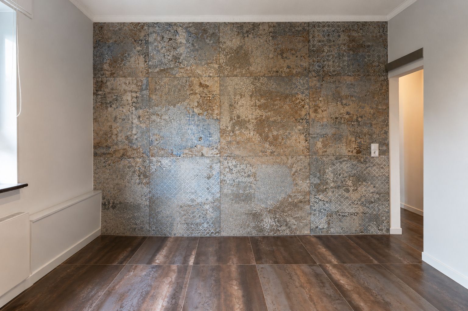 Leerer Raum mit braunen Fliesen und einer Wand mit großen, gemusterten Platten.