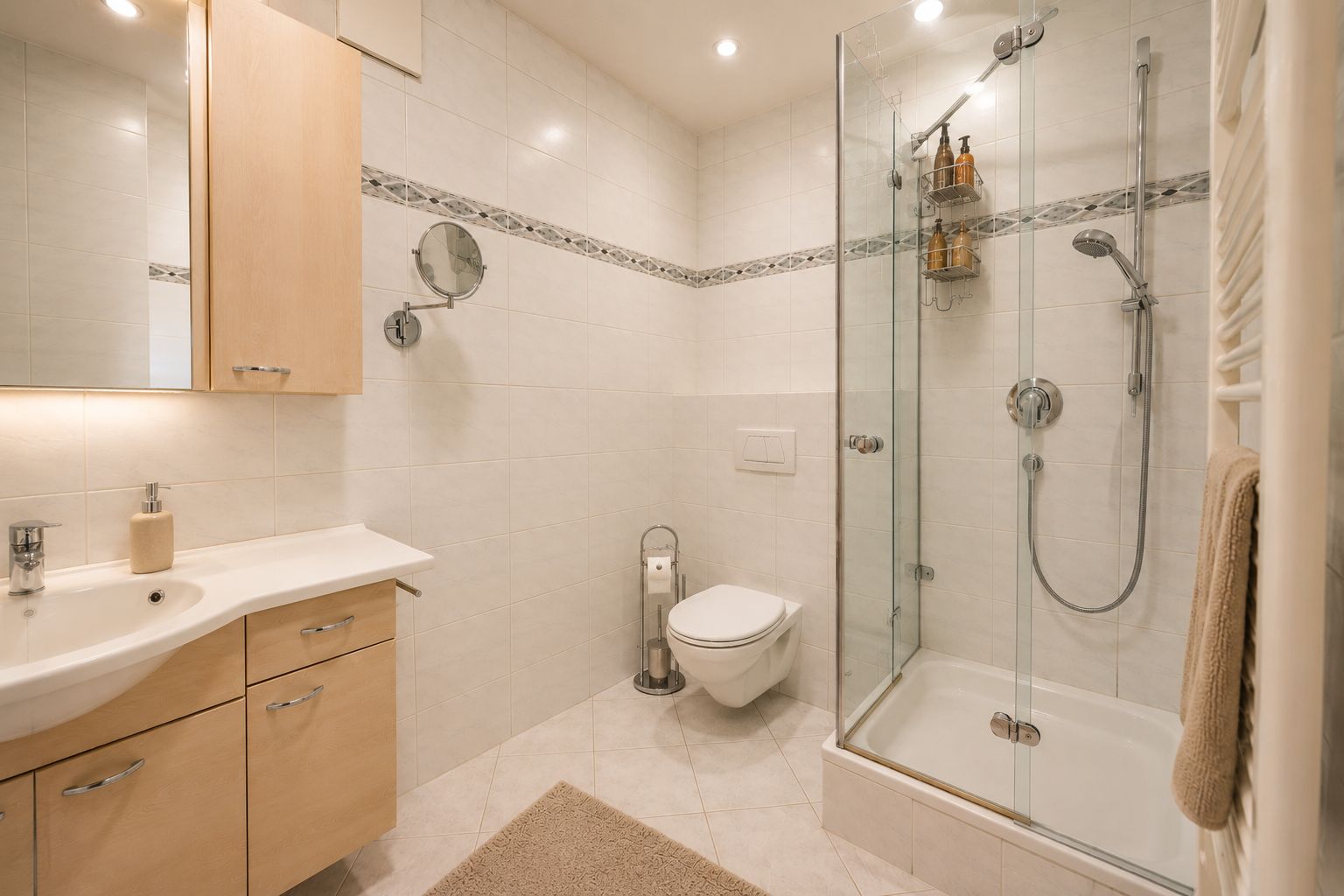 Badezimmer mit Dusche (2. OG)