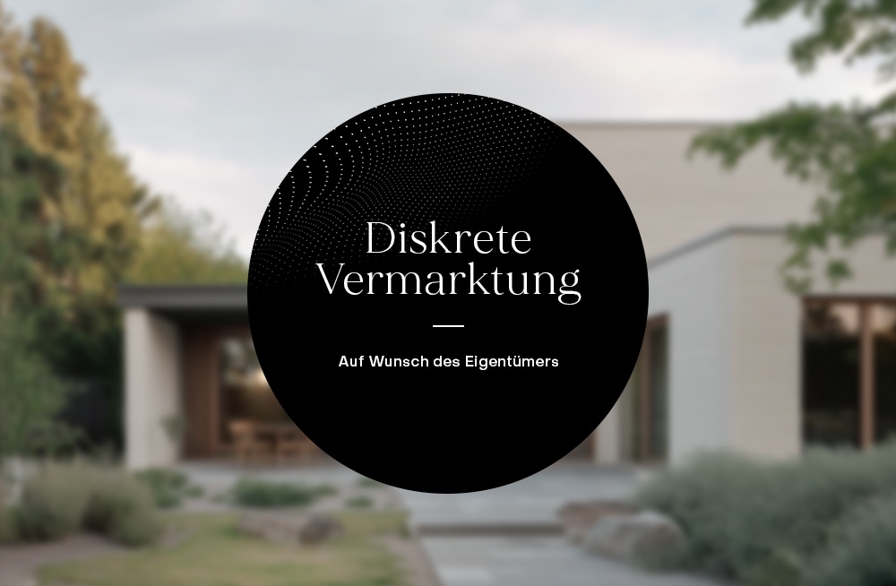 Unscharfes Bild eines modernen Wohnhauses mit Pflanzen im Vordergrund, schwarzer Kreis mit Text überdeckt das Bild.