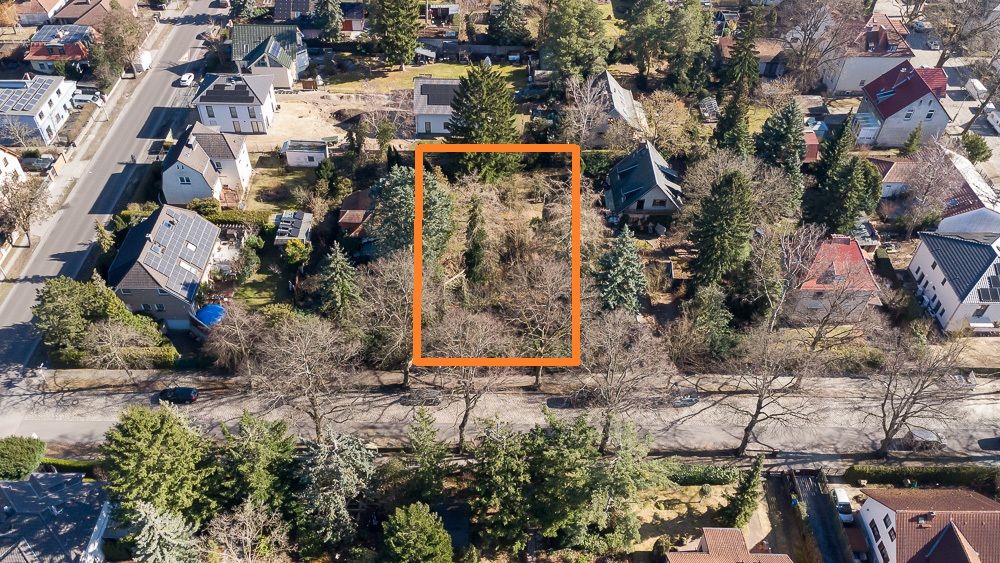 Luftbild eines bewaldeten Grundstücks in einem Wohngebiet, orange markiert.
