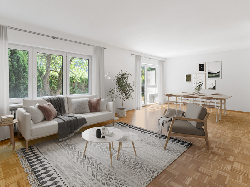 Helles Wohnzimmer mit Sofa, Teppich, Sessel, Esstisch, großen Fenstern und Pflanzen.