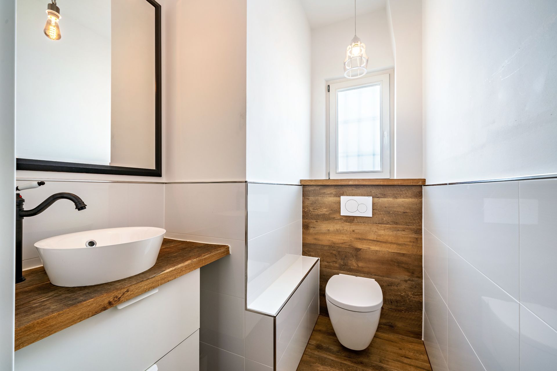 Modernes, schmales Badezimmer mit Waschbecken, WC und Holzverkleidung.