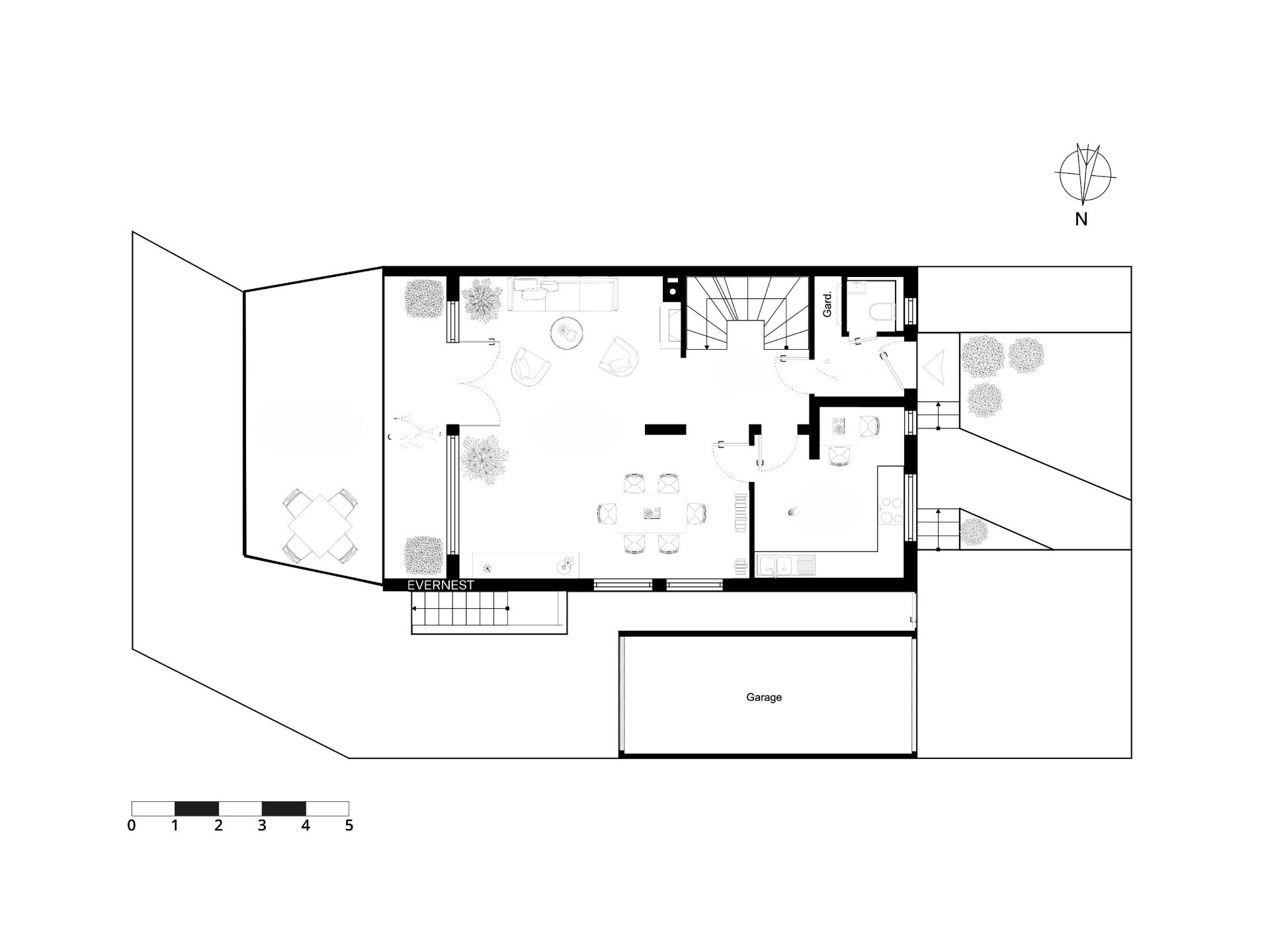 Grundriss eines Wohnhauses mit Garage, Gartenflächen und mehreren Zimmern.