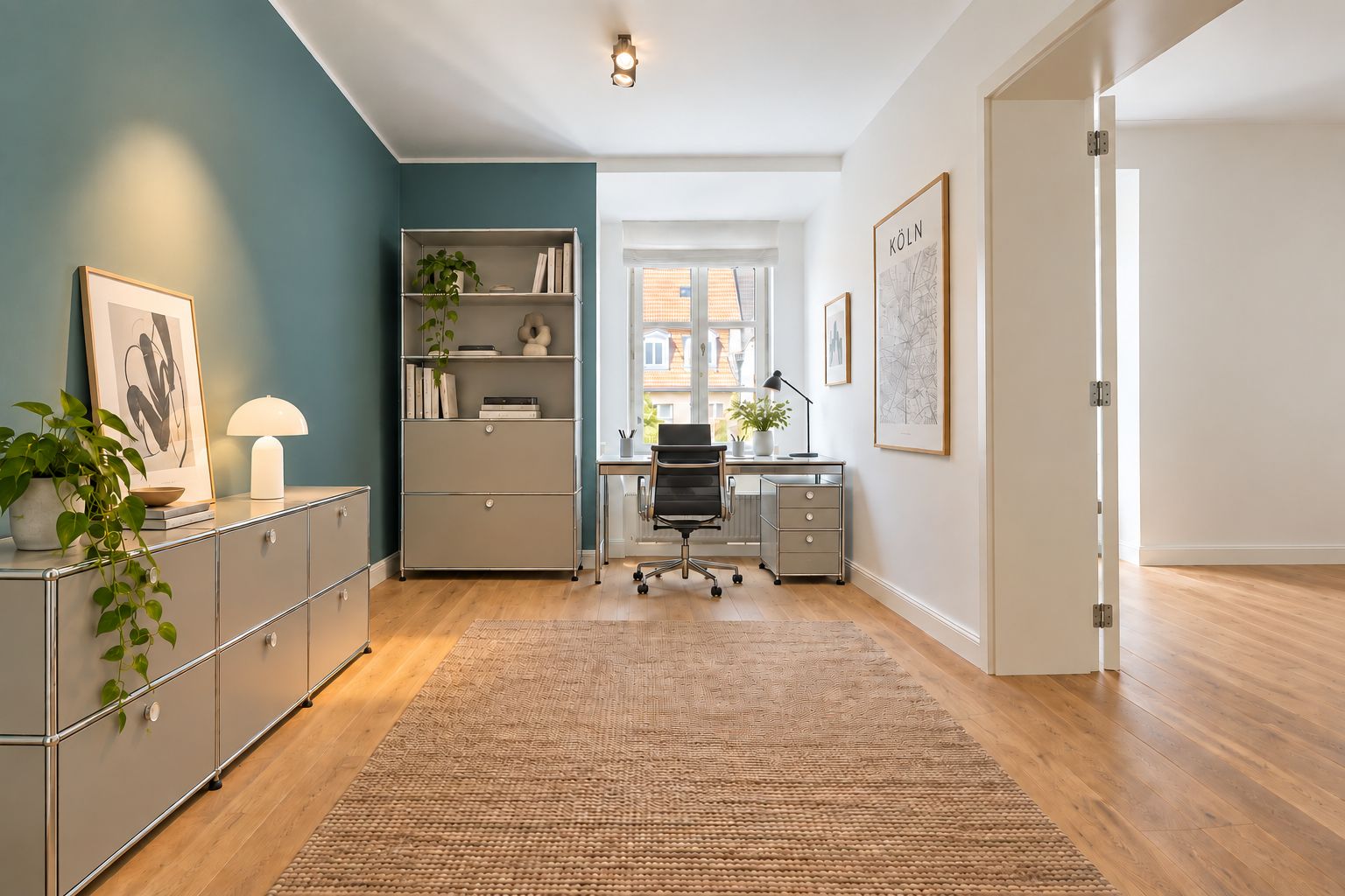 Helles Arbeitszimmer mit Schreibtisch, Stuhl, Regal, Sideboards, Pflanzen und großem Fenster.