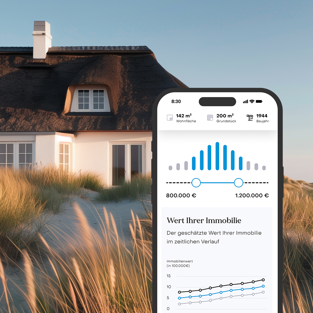 Haus mit Reetdach hinter Dünengras, daneben ein Smartphone mit Immobilienwert-App.